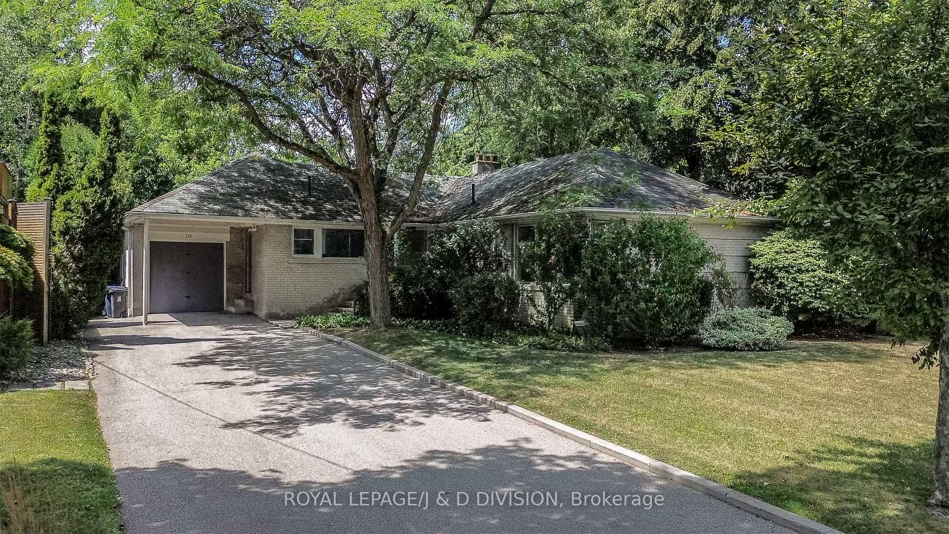 10 Campbell Crescent, Toronto C12, ON M2P 1P2