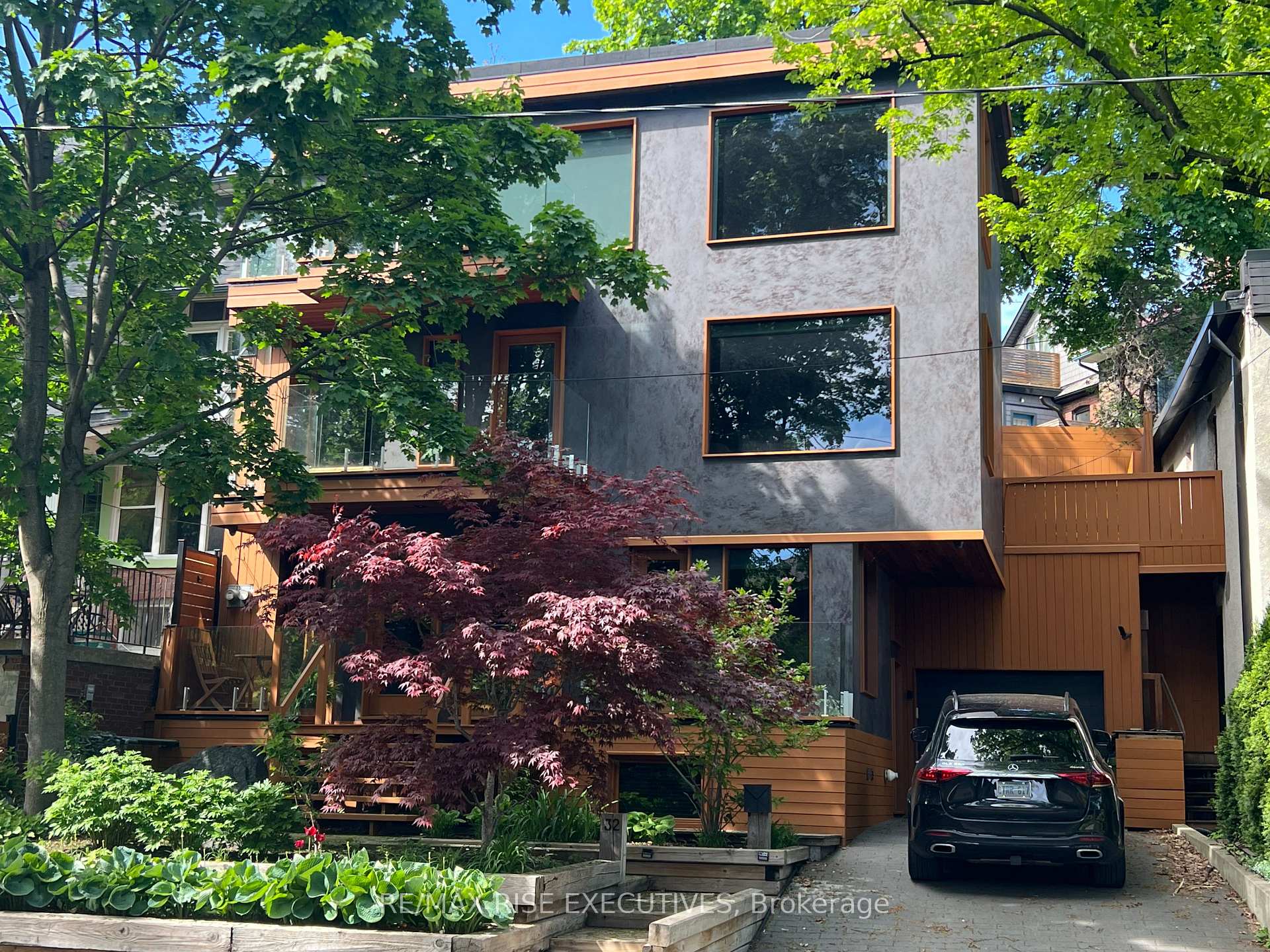 32 Regal Road, Toronto, ON M6H 2J7