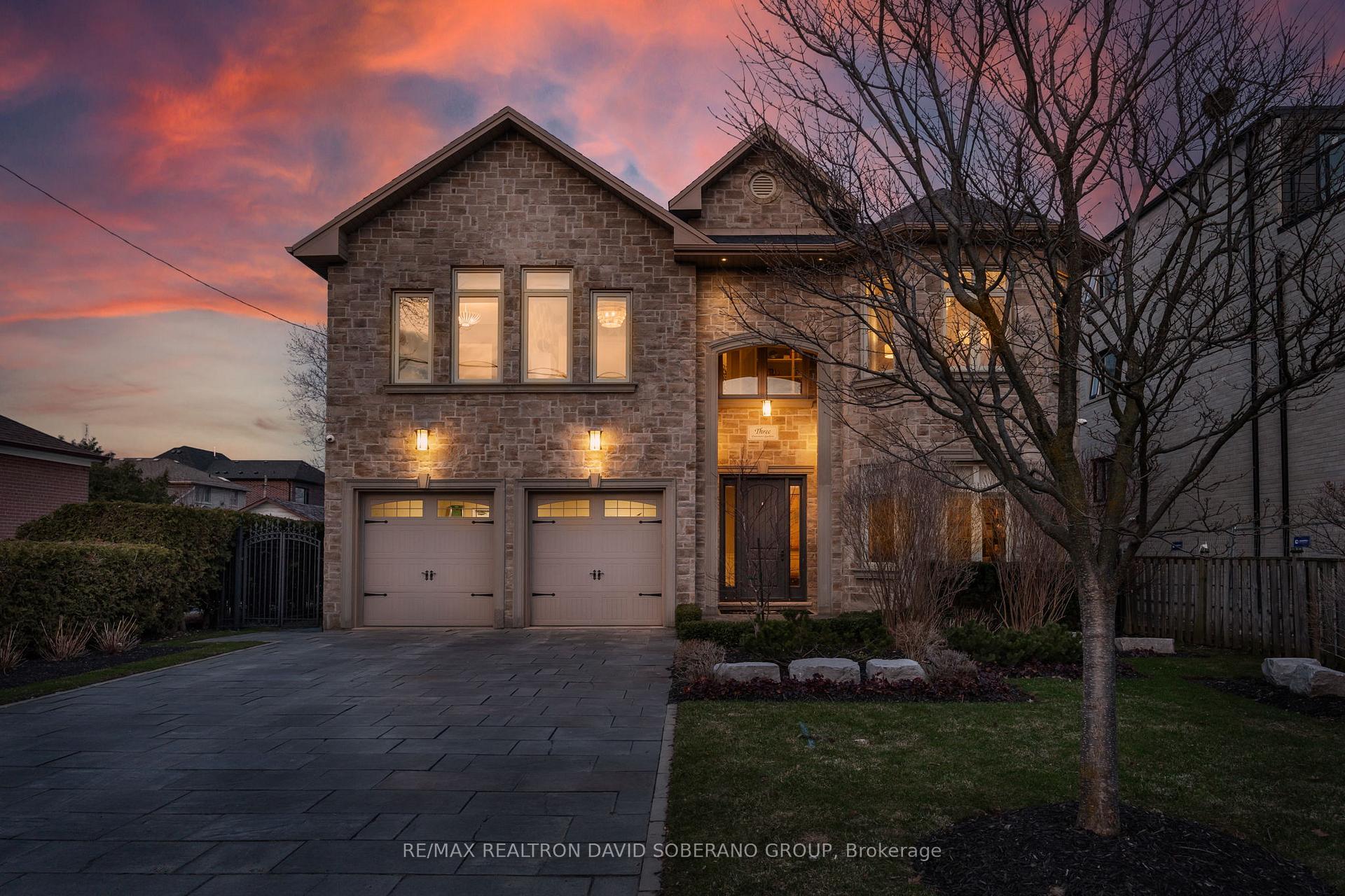 3 Dunsmore Gardens, Toronto, ON M3H 3M1