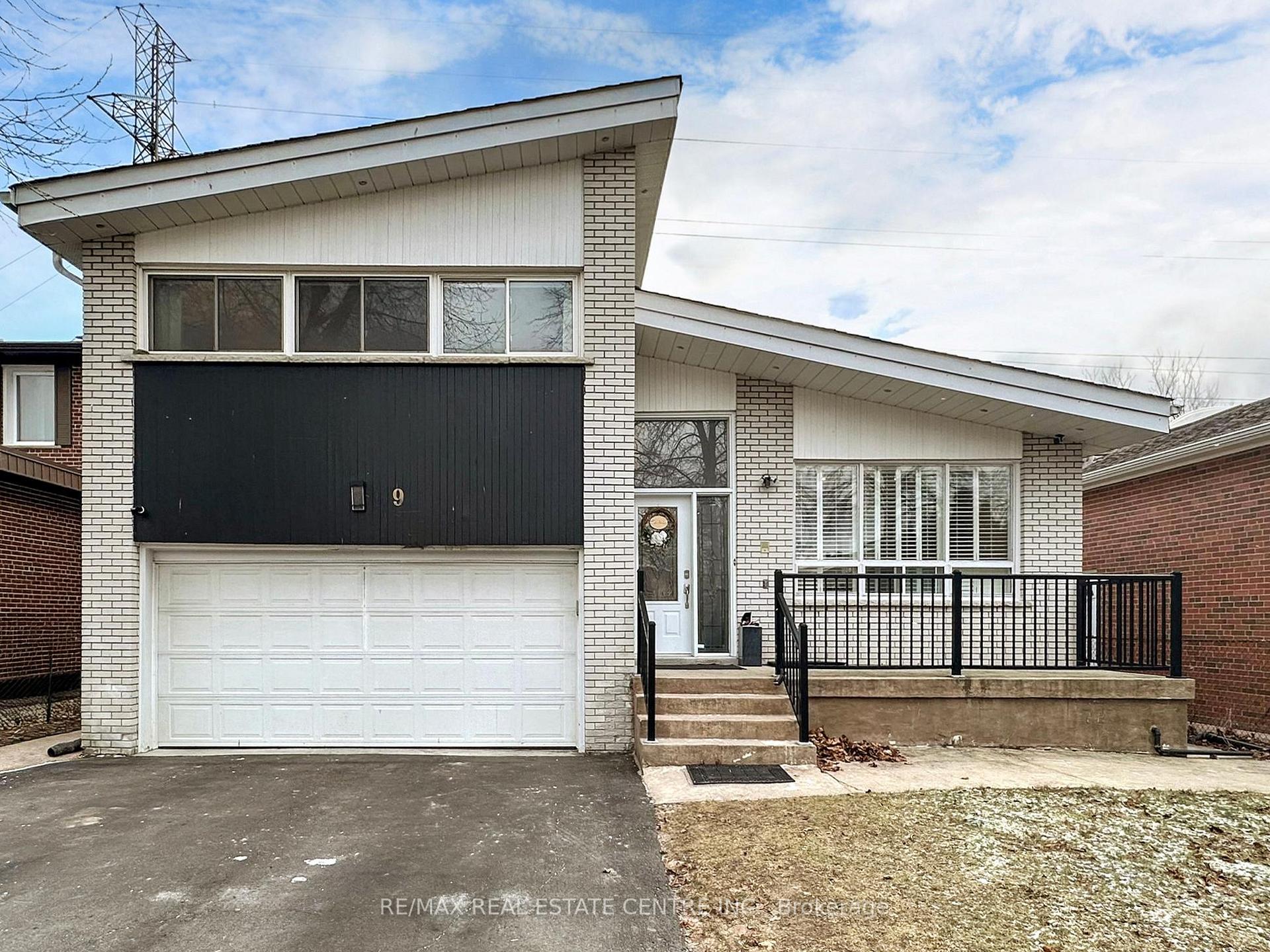9 Fairchild Avenue, Toronto, ON M2M 1T5