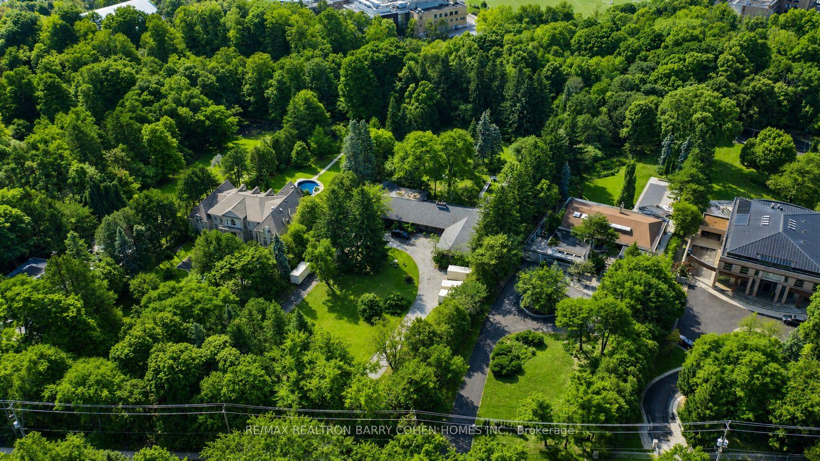 14 Park Lane Circle, Toronto, ON M3B 1Z7