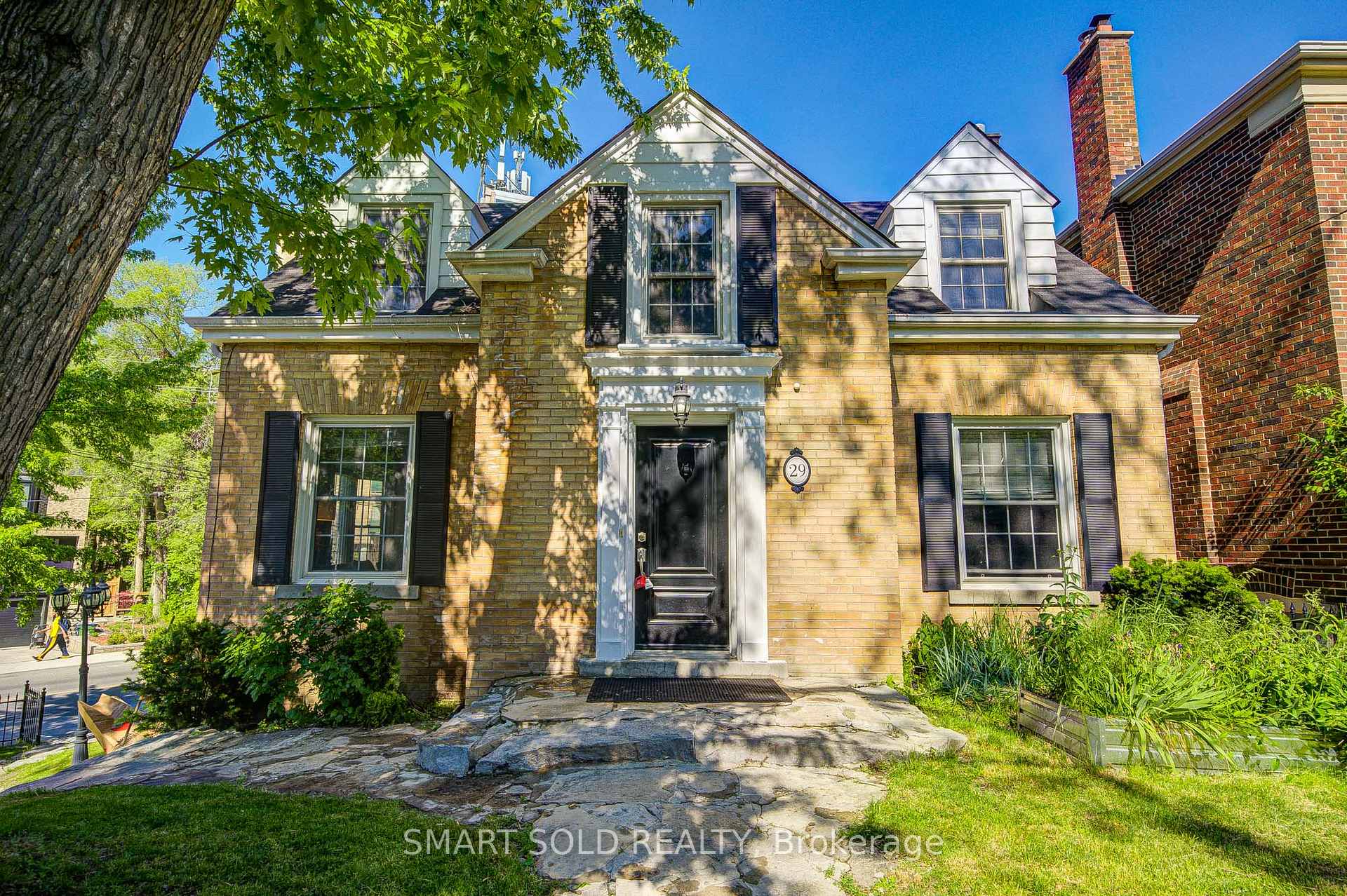 29 Highbourne Road, Toronto C02, ON M5P 2J1
