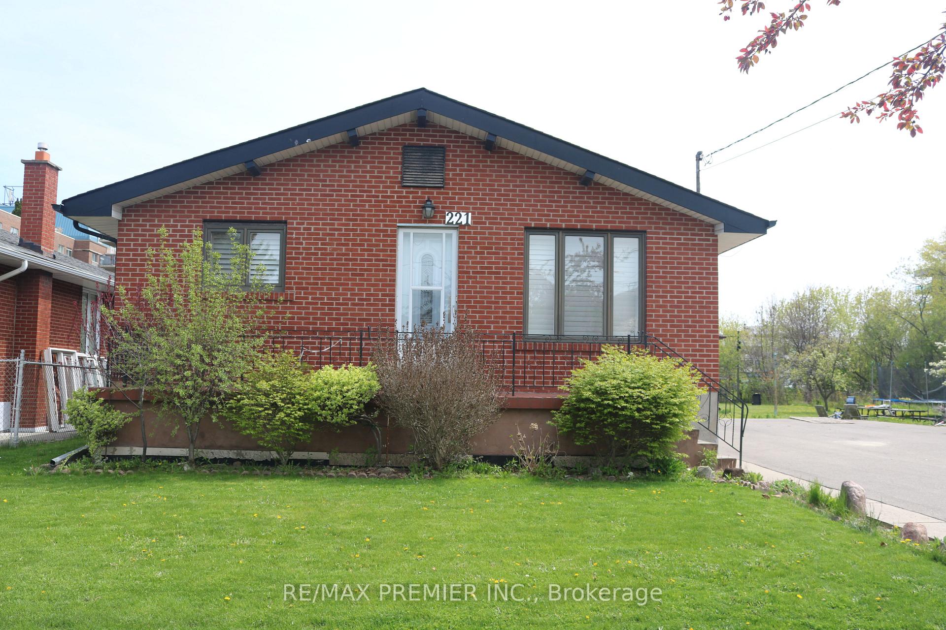 221 Cocksfield Avenue, Toronto, ON M3H 3T6