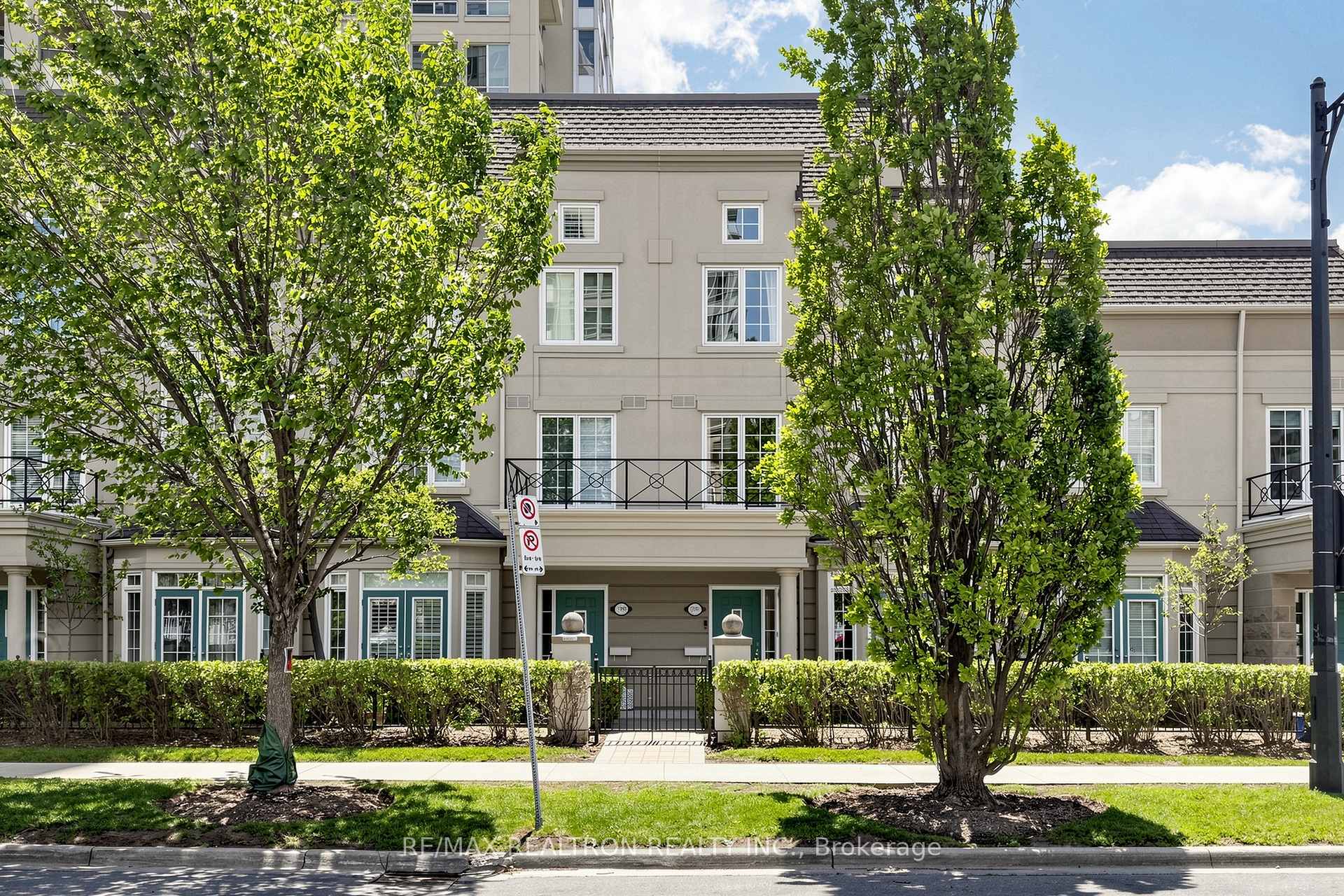 3 Rean Drive Th16, Toronto, ON M2K 3C2