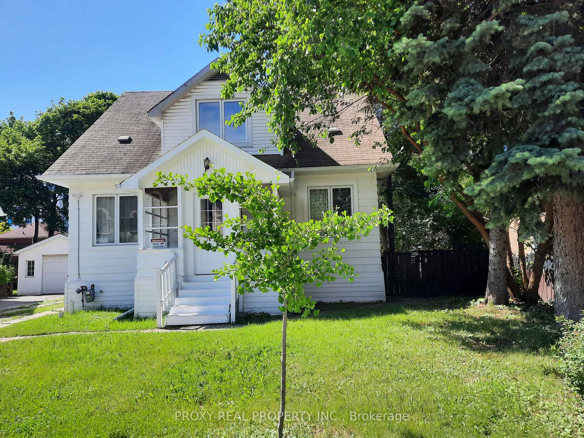 205 Maplehurst Avenue E, Toronto, ON M2N 3C3