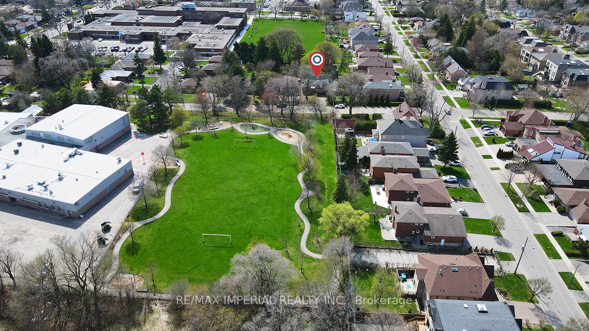8 Fargo Avenue, Toronto, ON M2M 1T9
