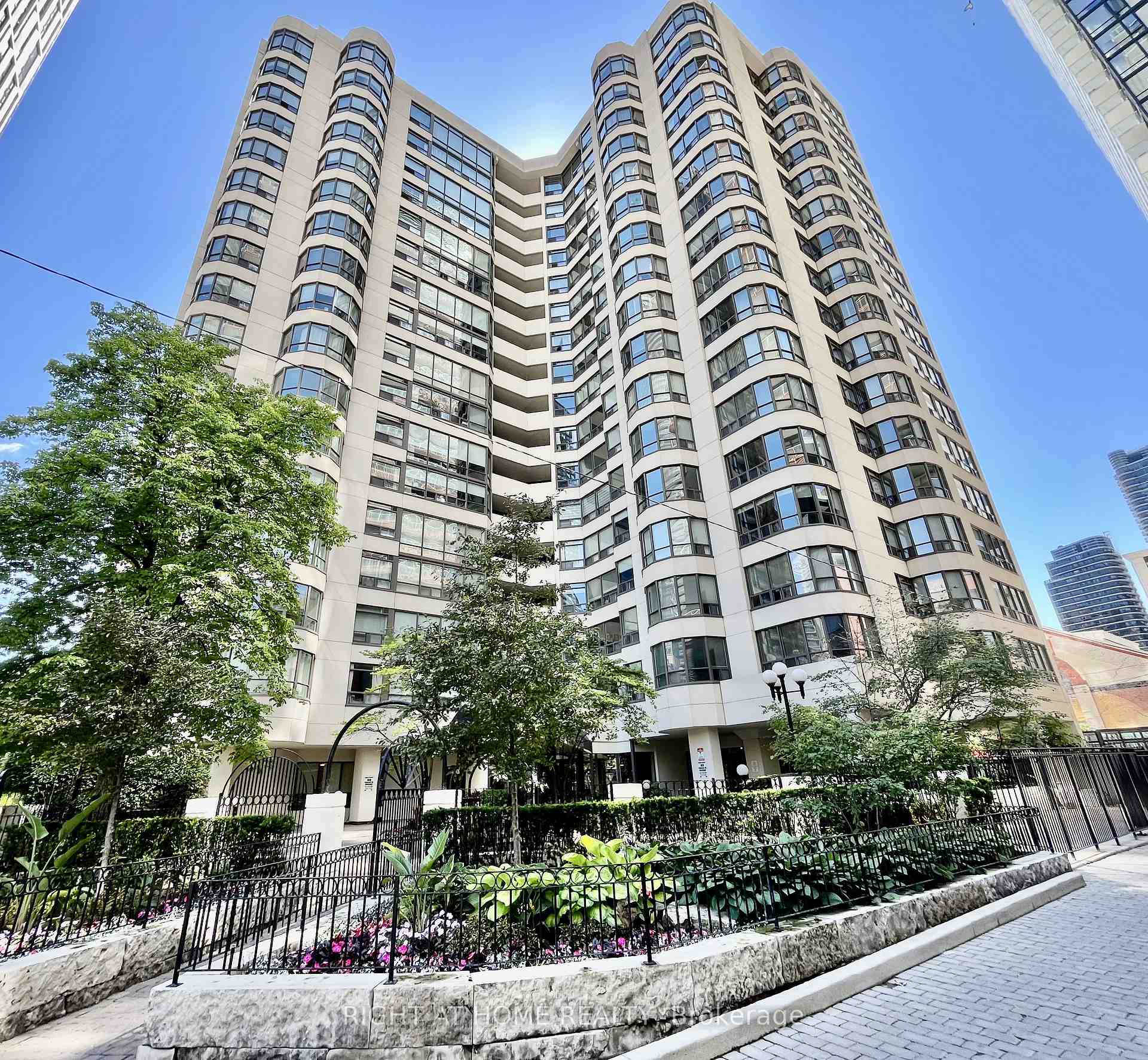 25 Maitland Street W 1001, Toronto, ON M4Y 2W1