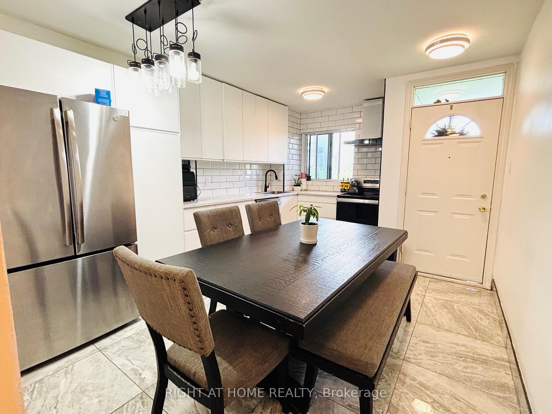 95 Leeward Glenway 315, Toronto, ON M3C 2Z6