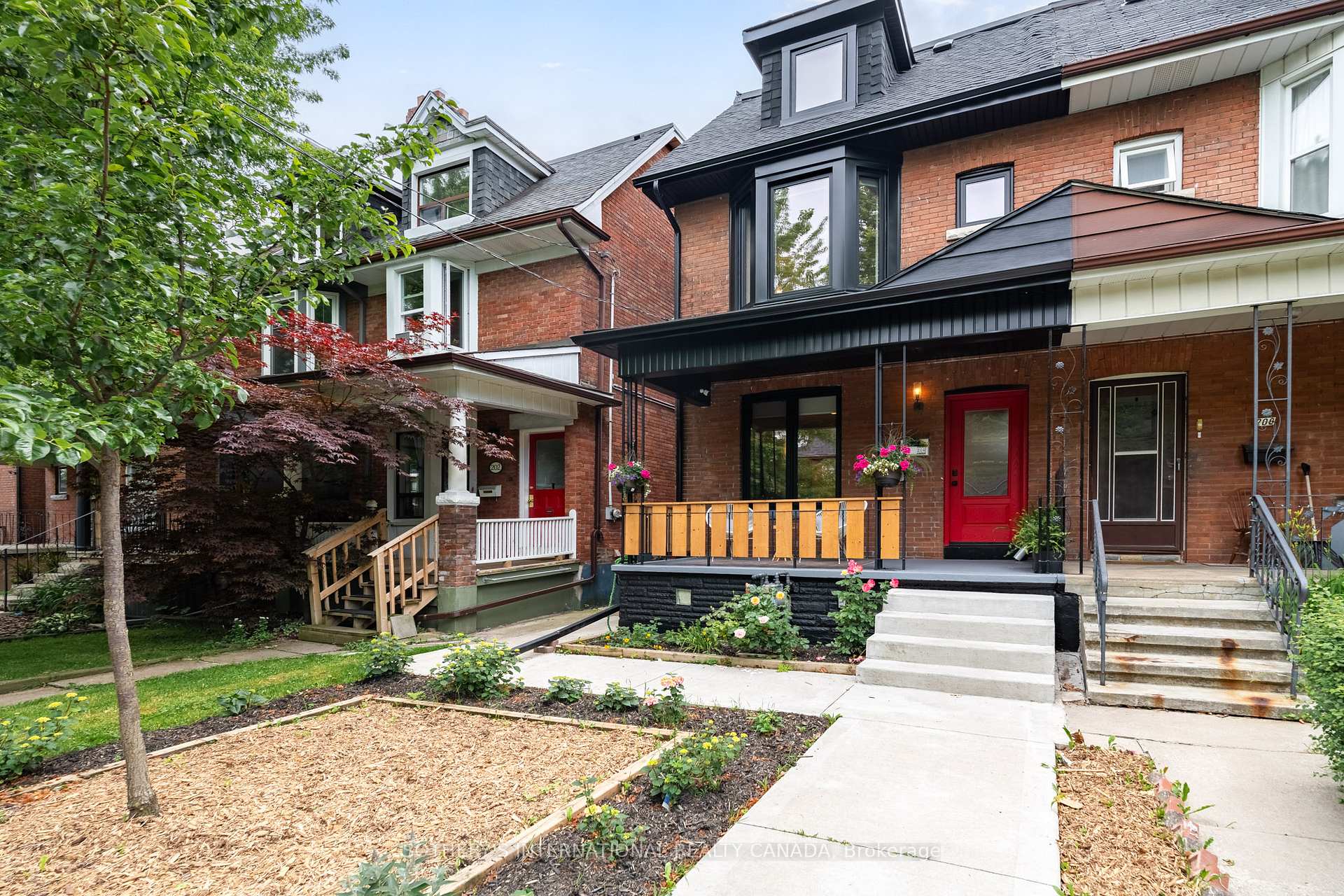 204 Grace Street, Toronto, ON M6G 3A6