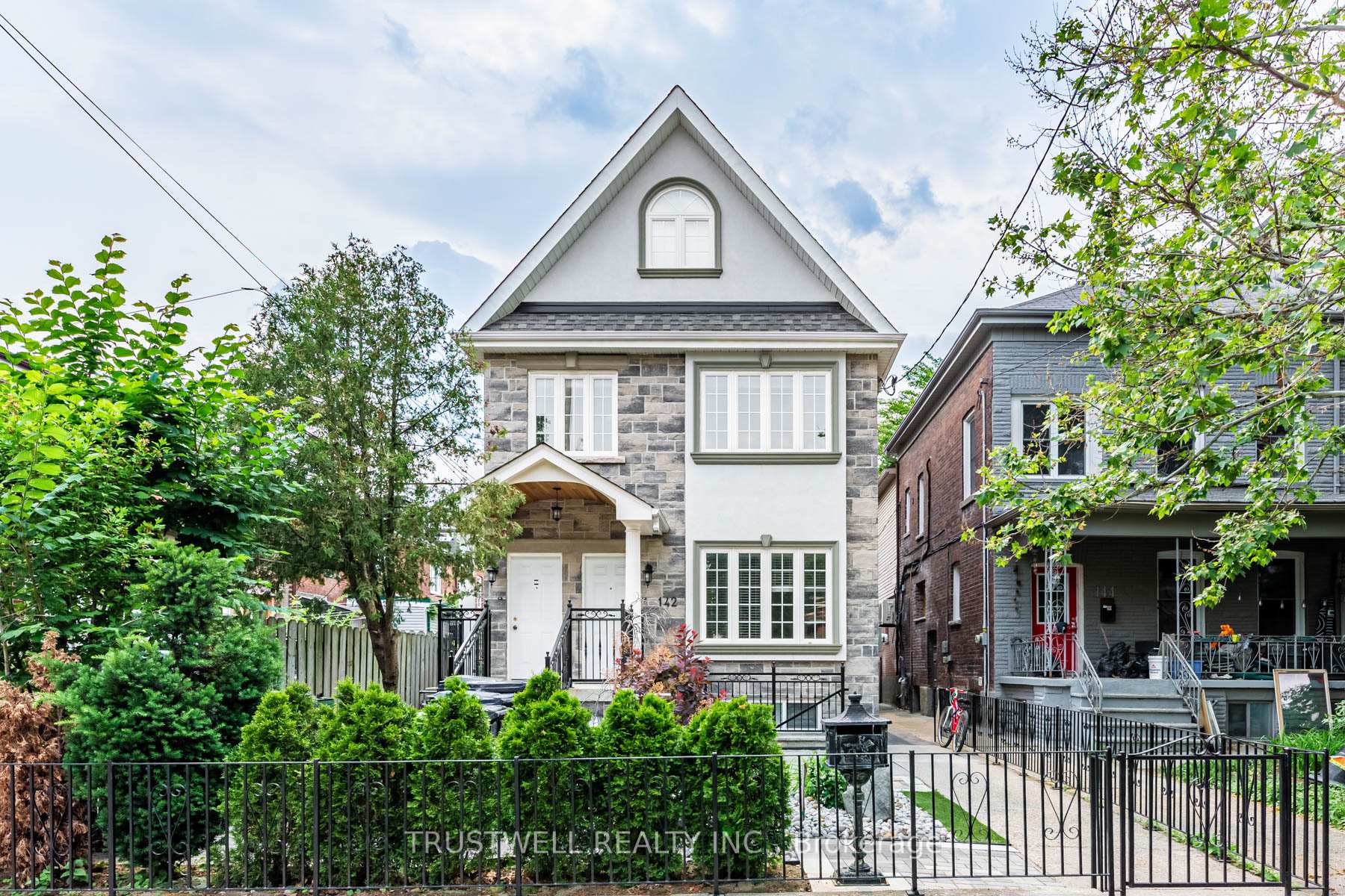 142 Borden Street, Toronto, ON M5S 2N3