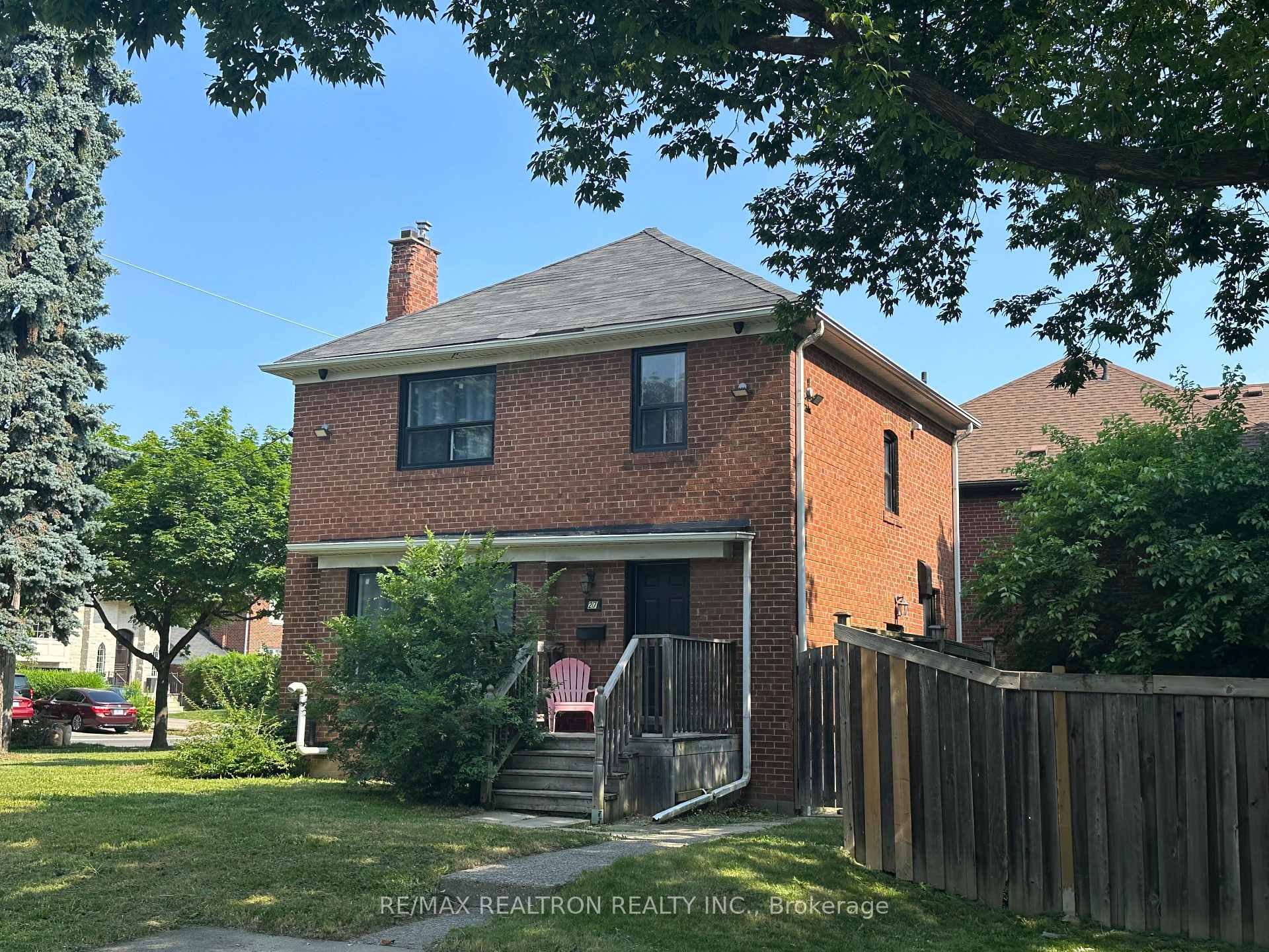 27 Westgate Boulevard, Toronto, ON M3H 1N8