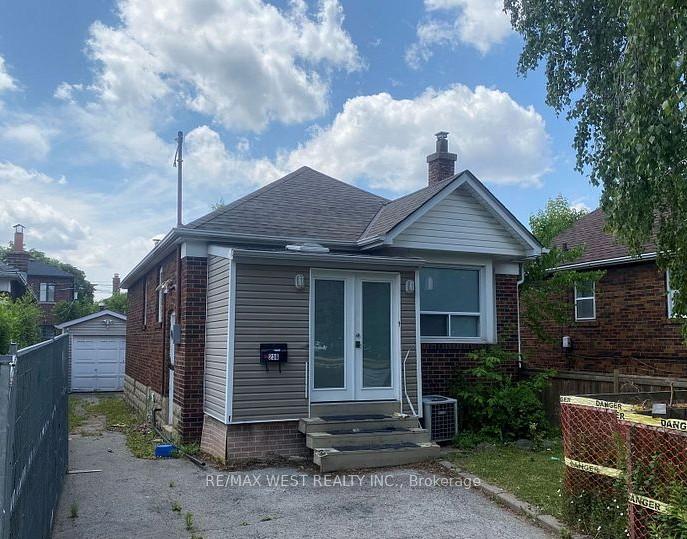 236 Cedric Avenue, Toronto, ON M6C 3Y1