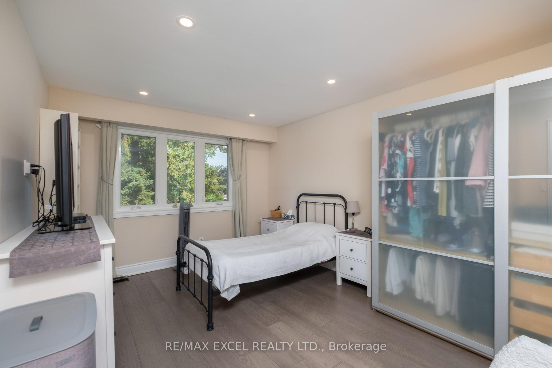 9 Applegate Crescent, Toronto, ON M2H 2R5