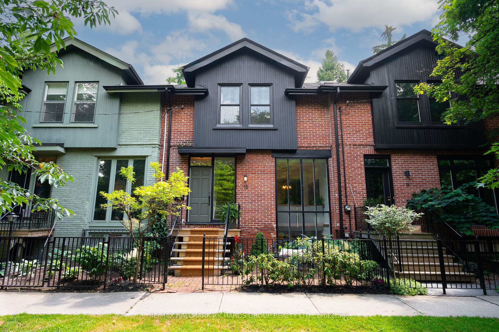 15 Hillcrest Park, Toronto, ON M4X 1E8
