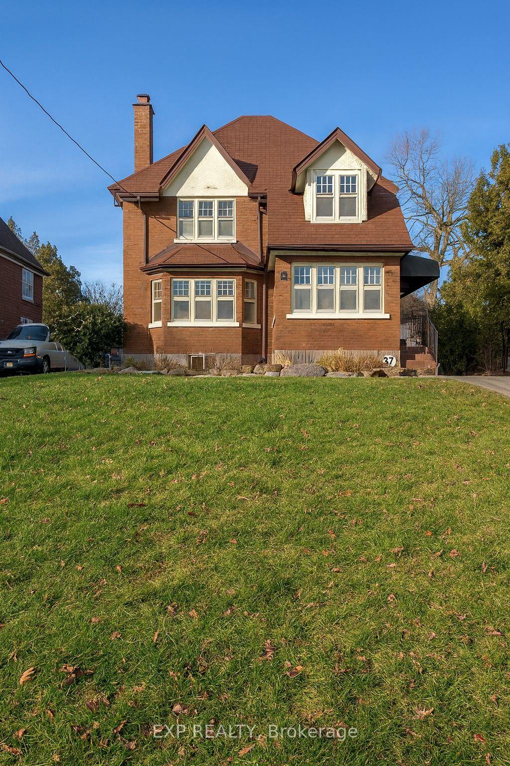 376 King Street E, Oshawa, ON L1H 1E2