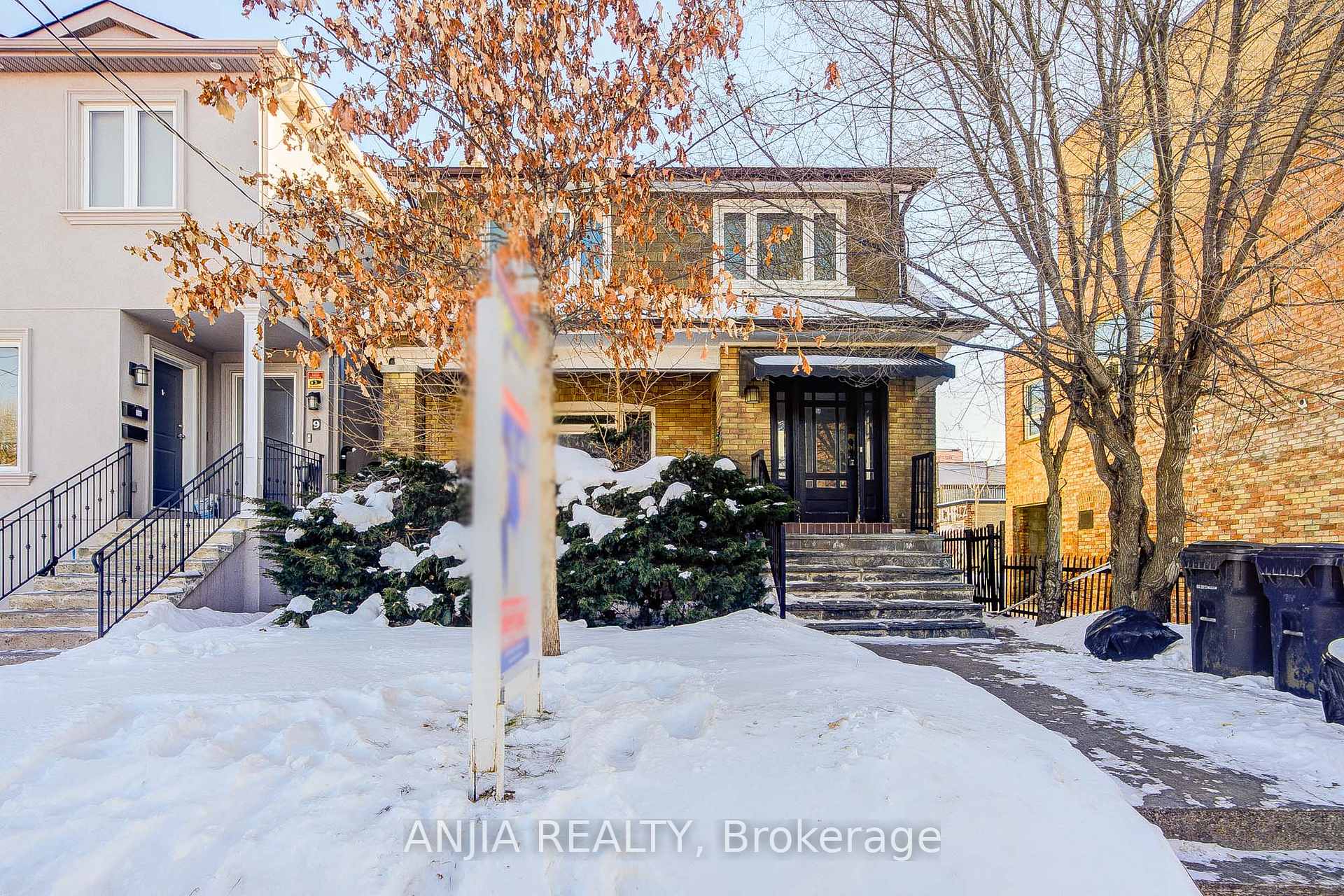 7 Linnsmore Crescent, Toronto, ON M4J 4J5