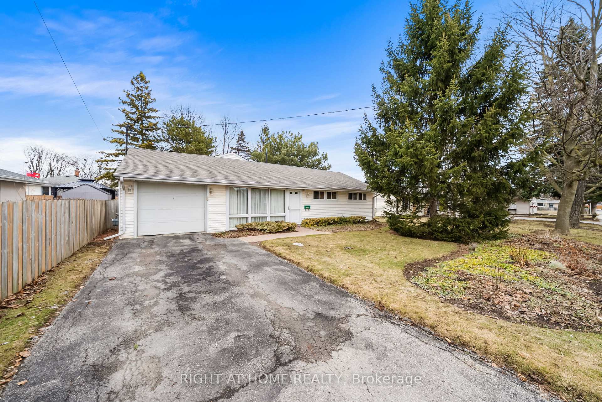 1002 Dunlop Street, Whitby, ON L1N 1T3