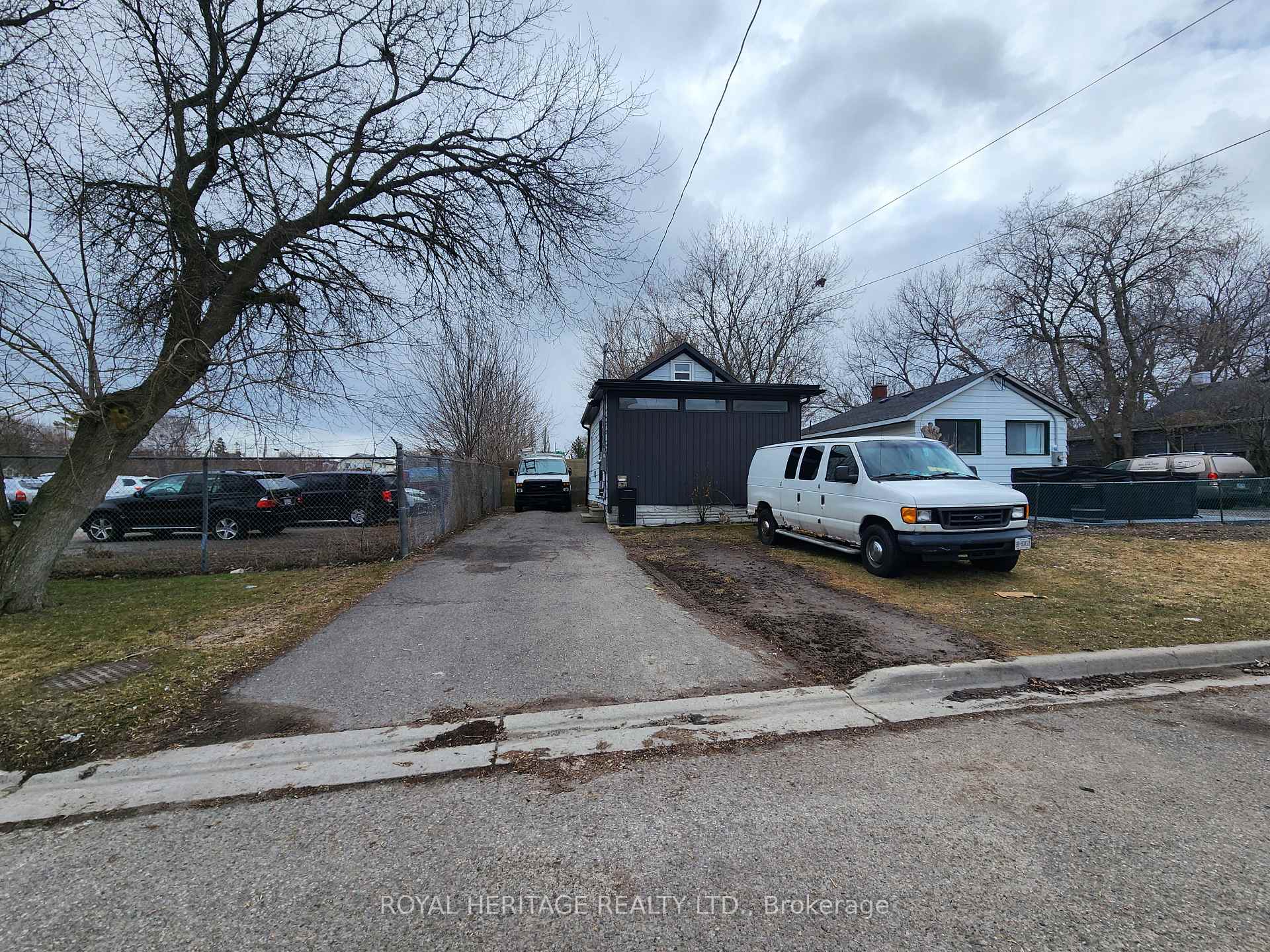 203 Valencia Road, Oshawa, ON L1J 1P2