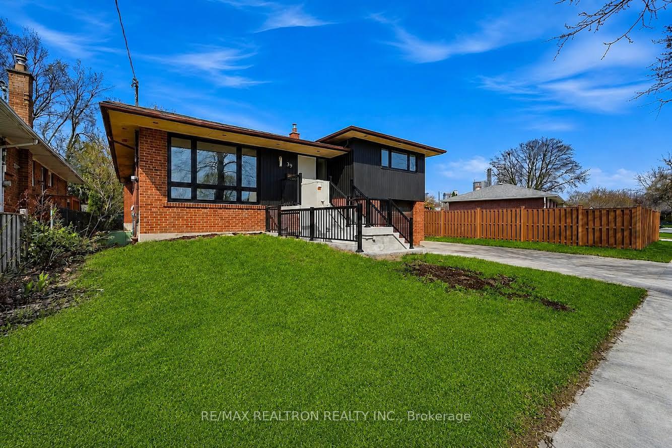 39 Earlton Road, Toronto, ON M1T 2R4