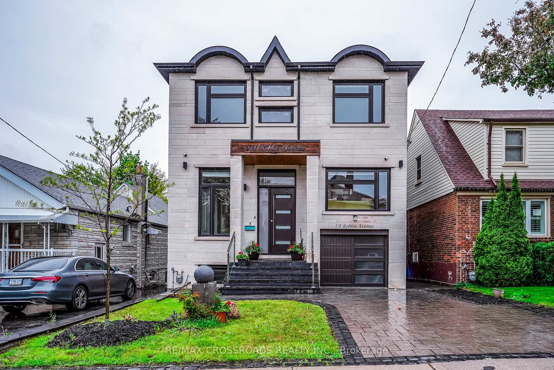 1A Roblin Avenue, Toronto, ON M4C 3P7
