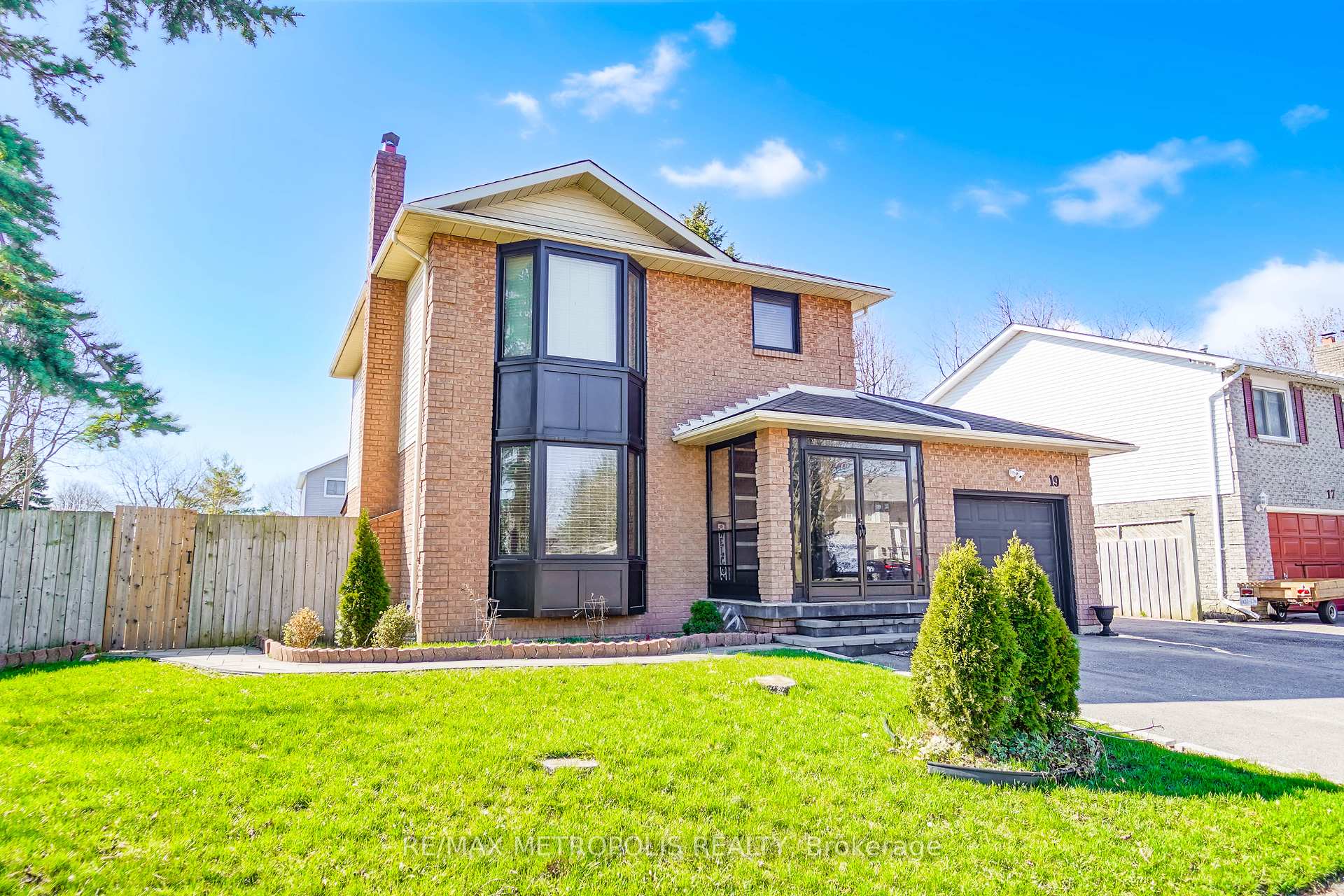 19 Glenabbey Drive, Clarington, ON L1E 1C1