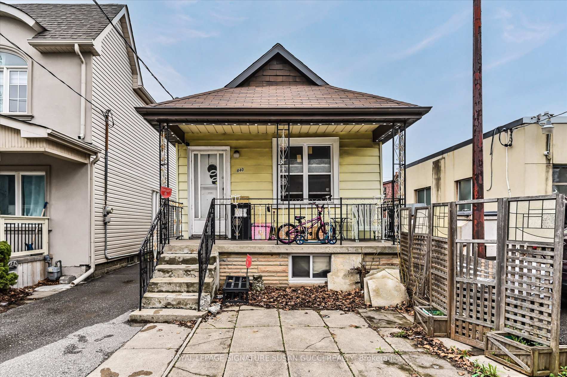 840 Sammon Avenue, Toronto, ON M4C 2E8