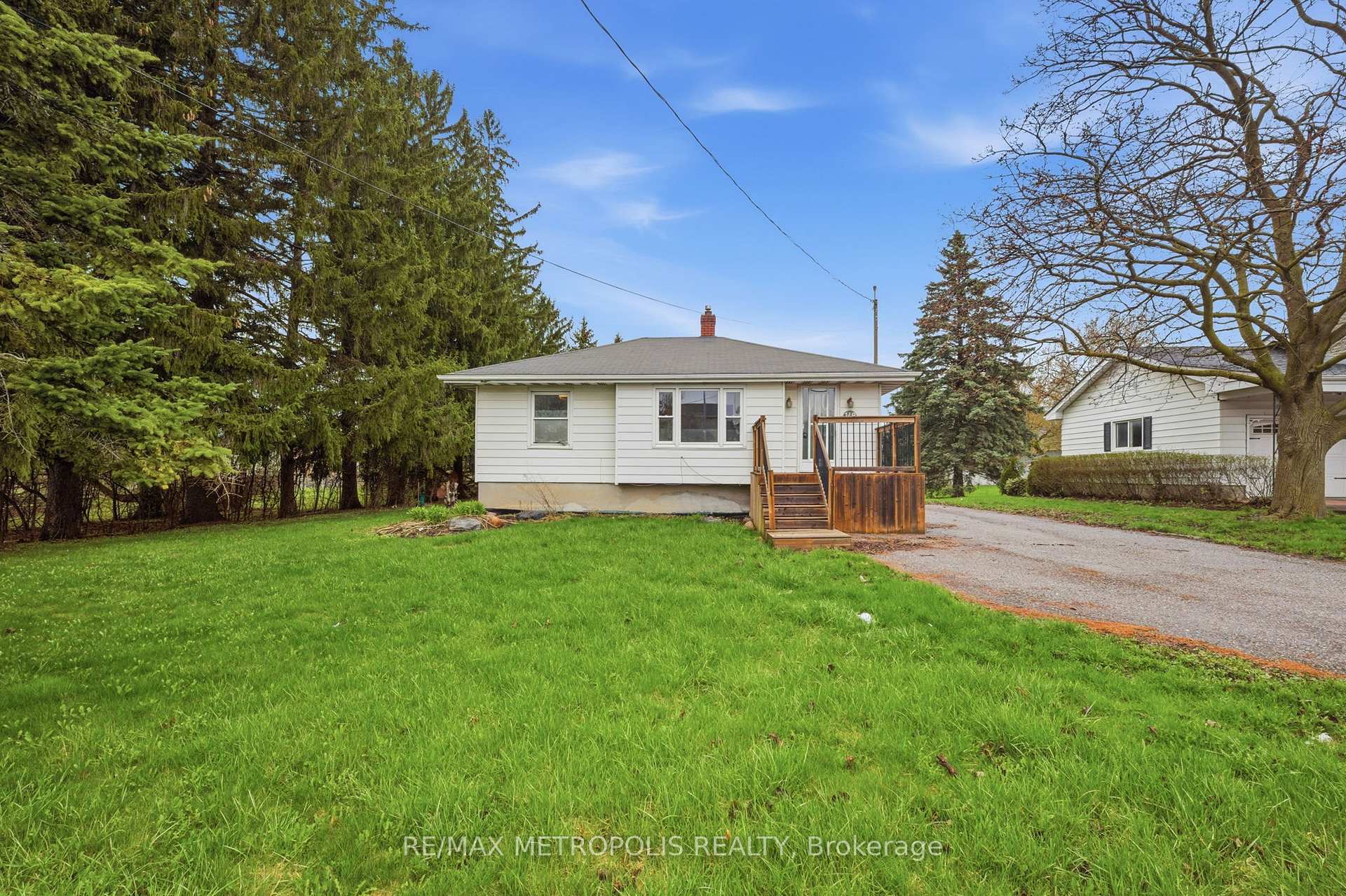 148 Winchester Road E, Whitby, ON L1M 1X2