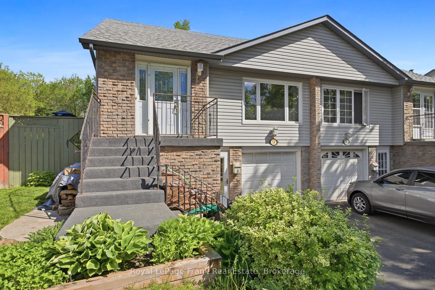 14 Beecroft Court, Whitby, ON L1P 1C7