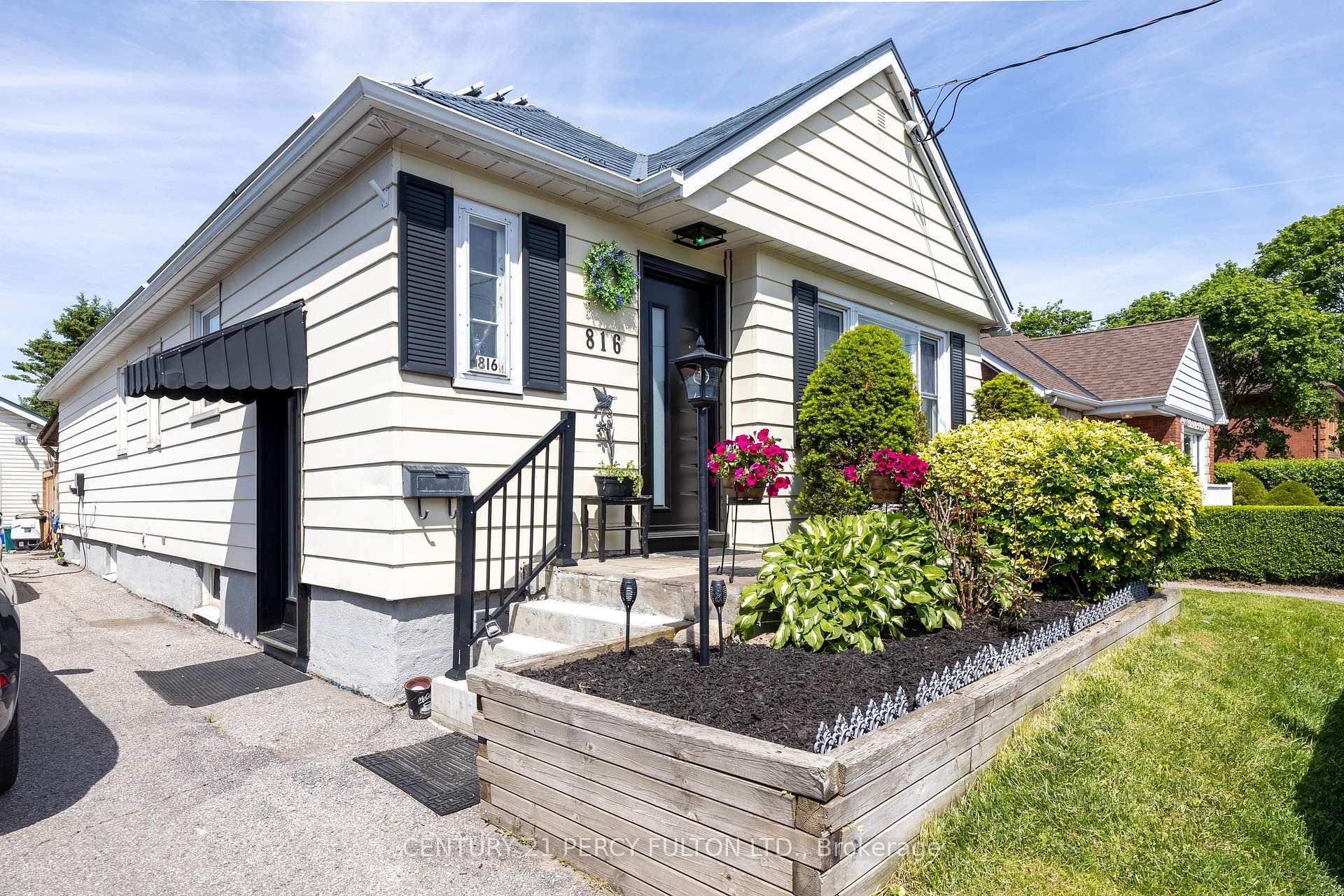 816 N SIMCOE Street N, Oshawa, ON L1G 4V8