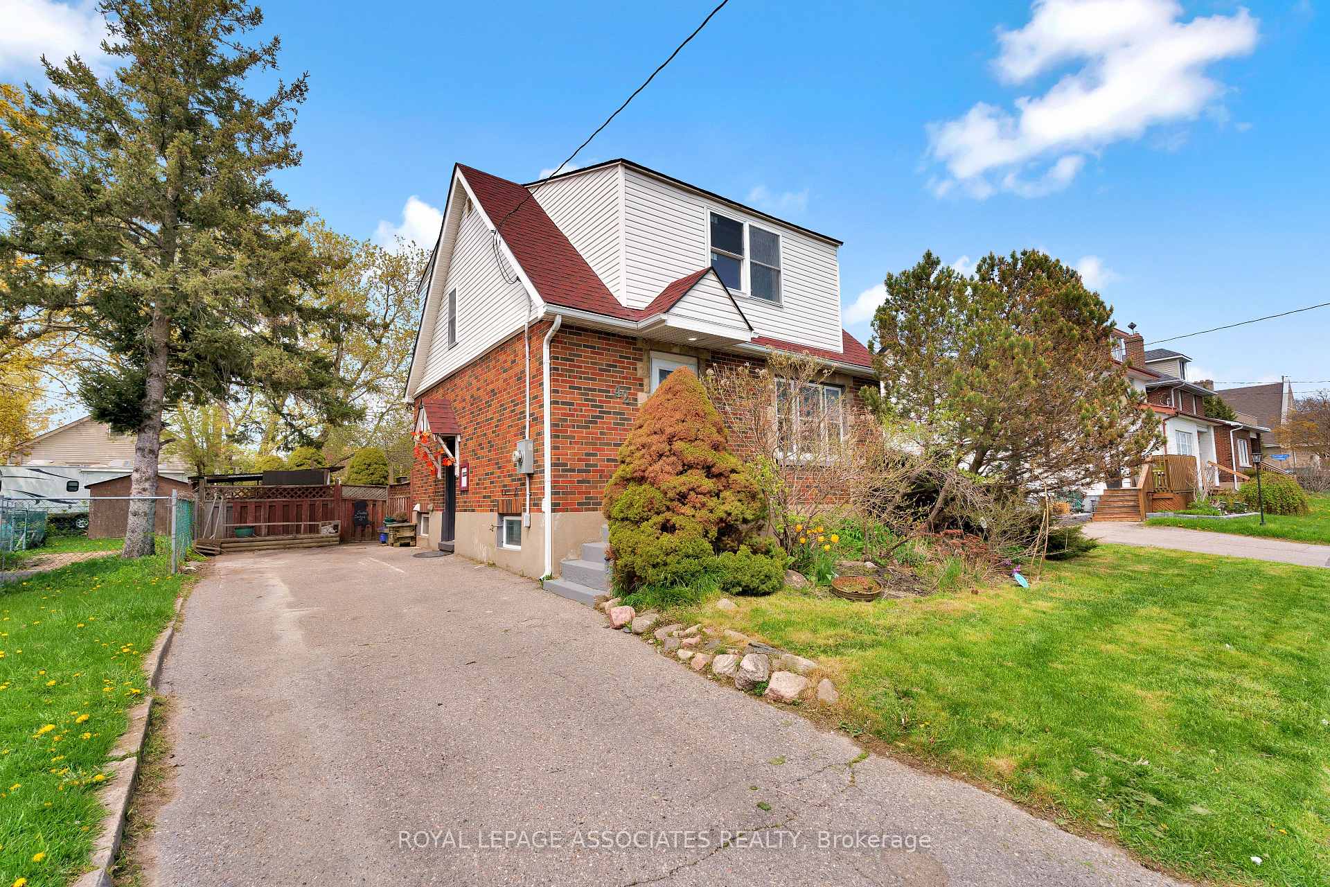 42 Rossland Road W, Oshawa, ON L1G 2W1