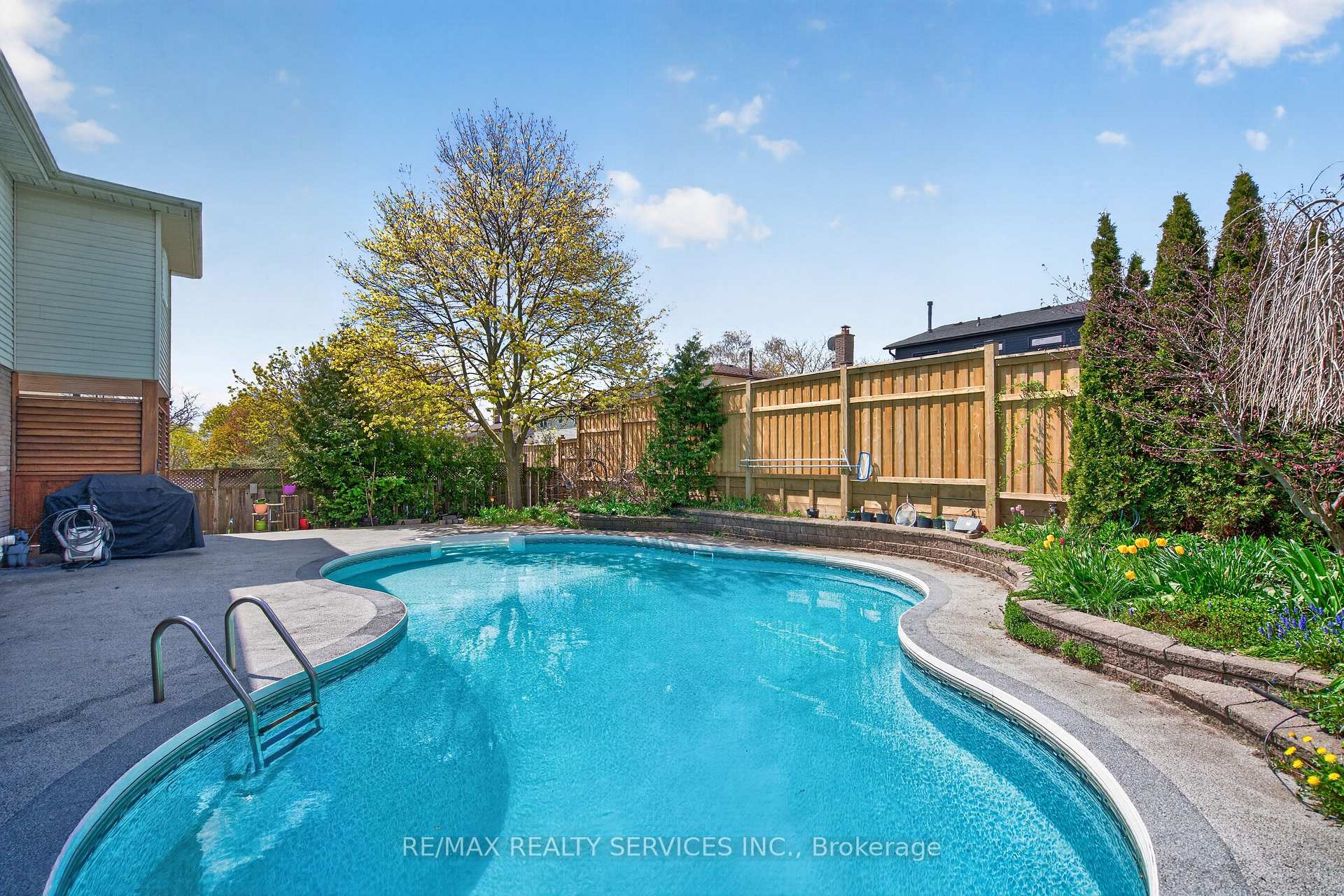2 Dunbar Drive, Whitby, ON L1N 6R7