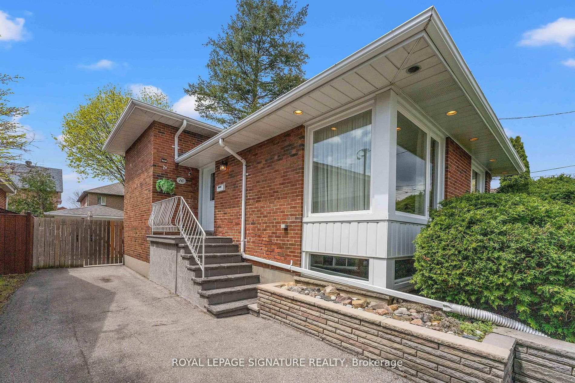 16 Shrewsbury Square, Toronto, ON M1T 1L2