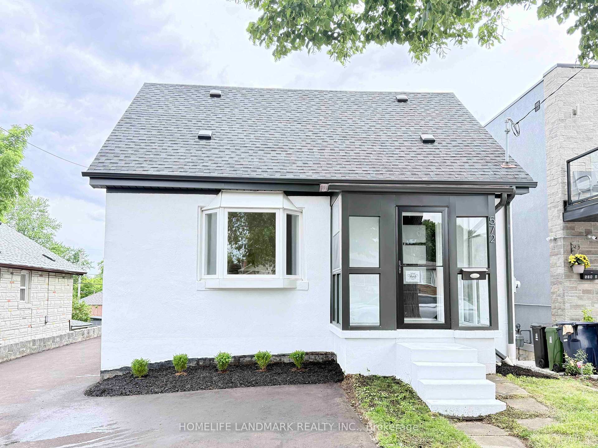 572 Pharmacy Avenue, Toronto, ON M1L 3G9