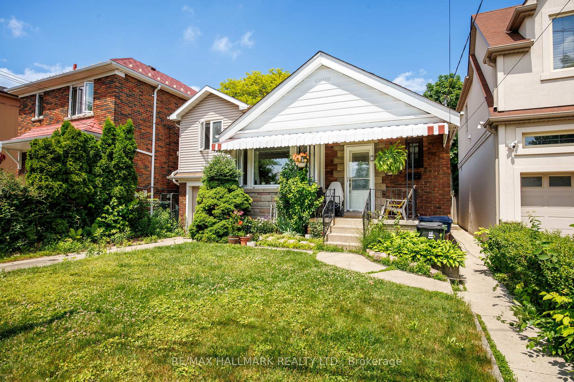 8 Davies Crescent, Toronto, ON M4J 2X5