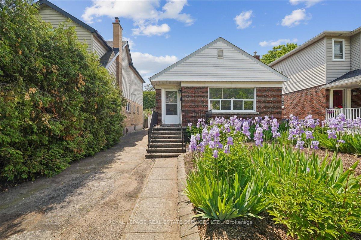 32 Woodland Park Road, Toronto E06, ON M1N 2X6