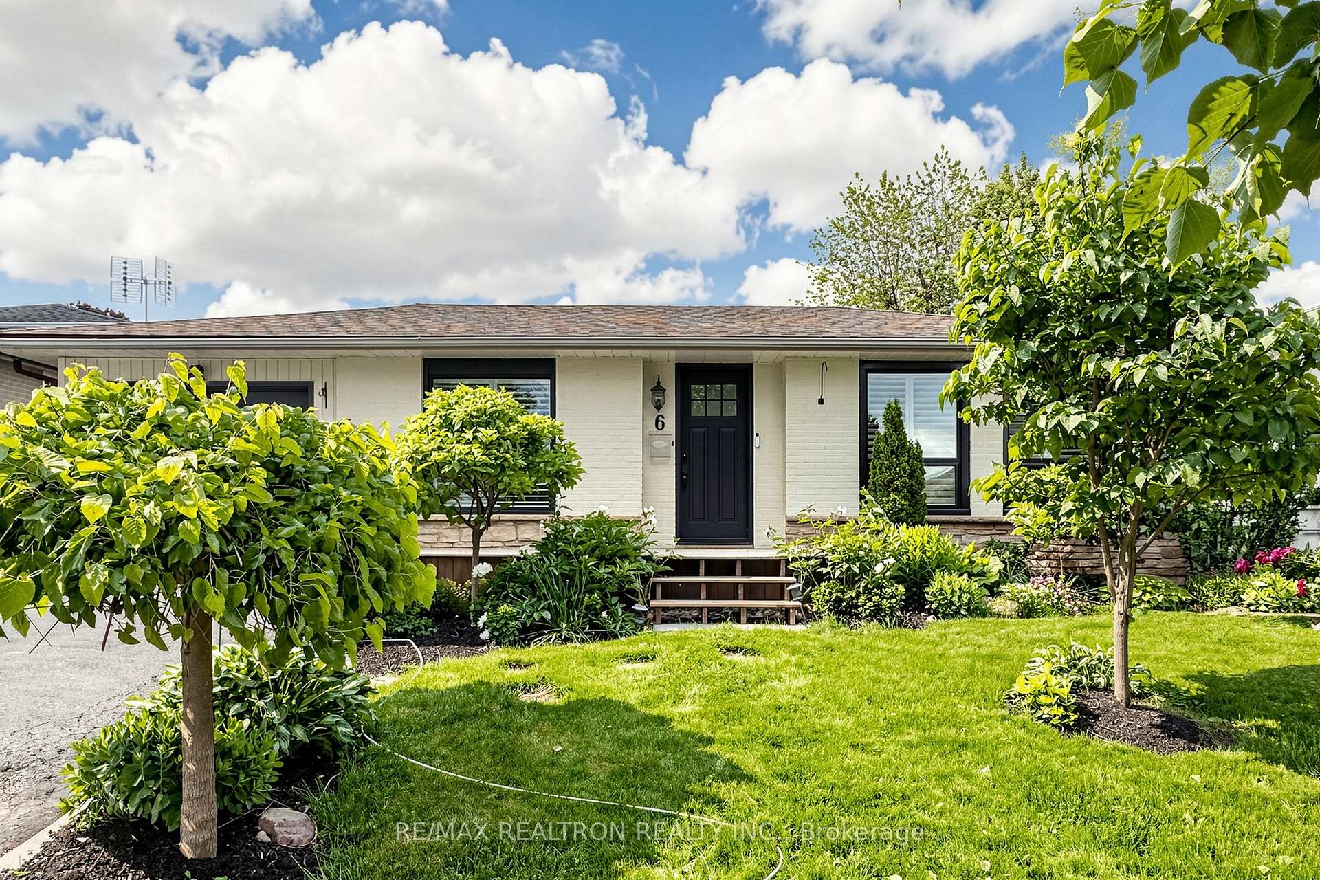 6 Dorling Avenue, Ajax, ON L1S 2Z5