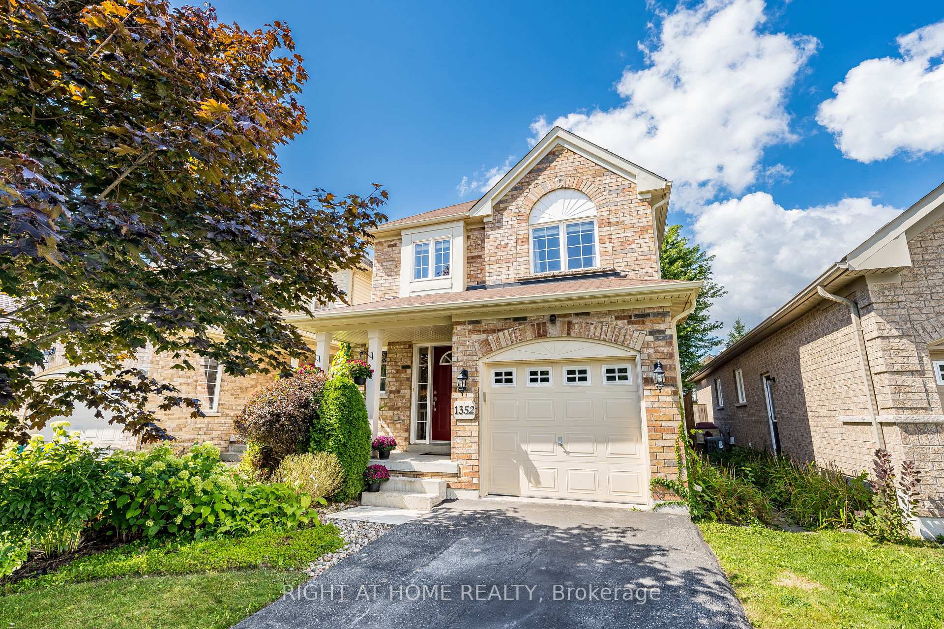 1352 Wadebridge Crescent, Oshawa, ON L1K 3B2