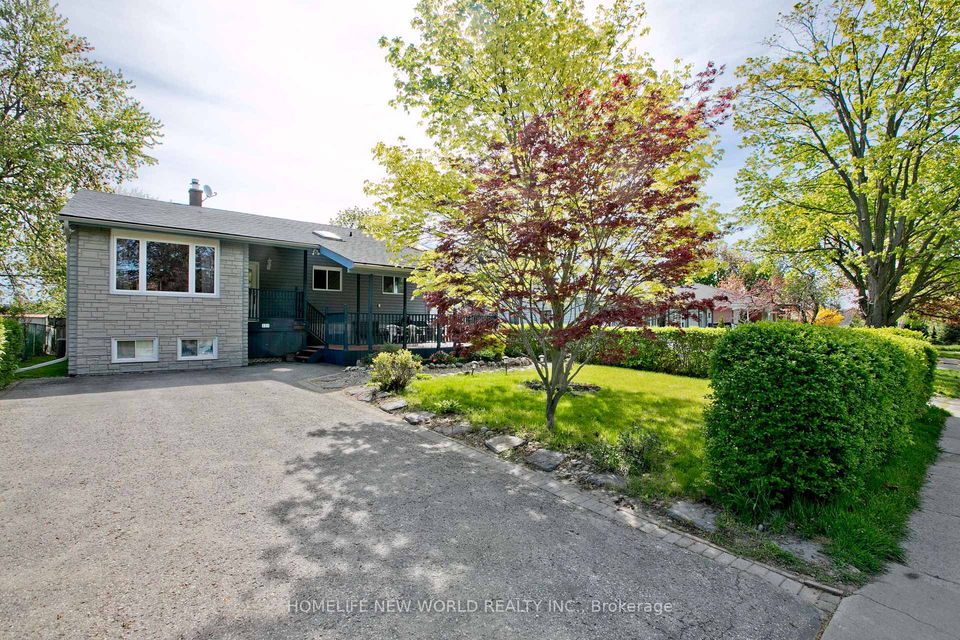 727 Balaton Avenue, Pickering, ON L1W 1W3