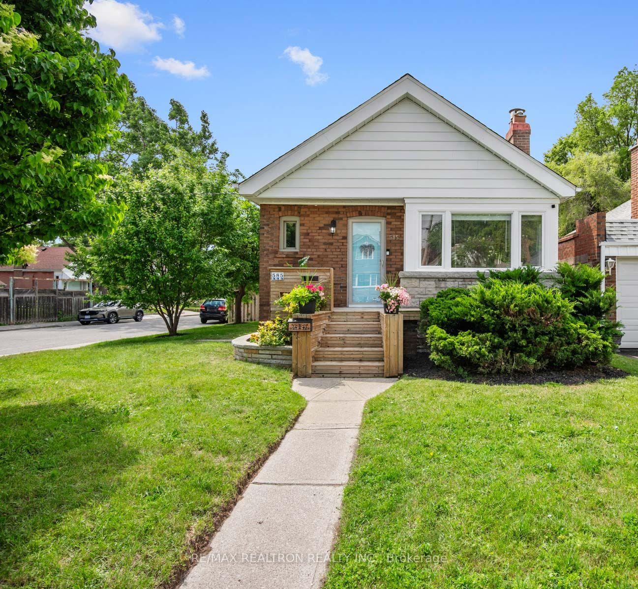 585 O'Connor Drive, Toronto, ON M4C 2Z9