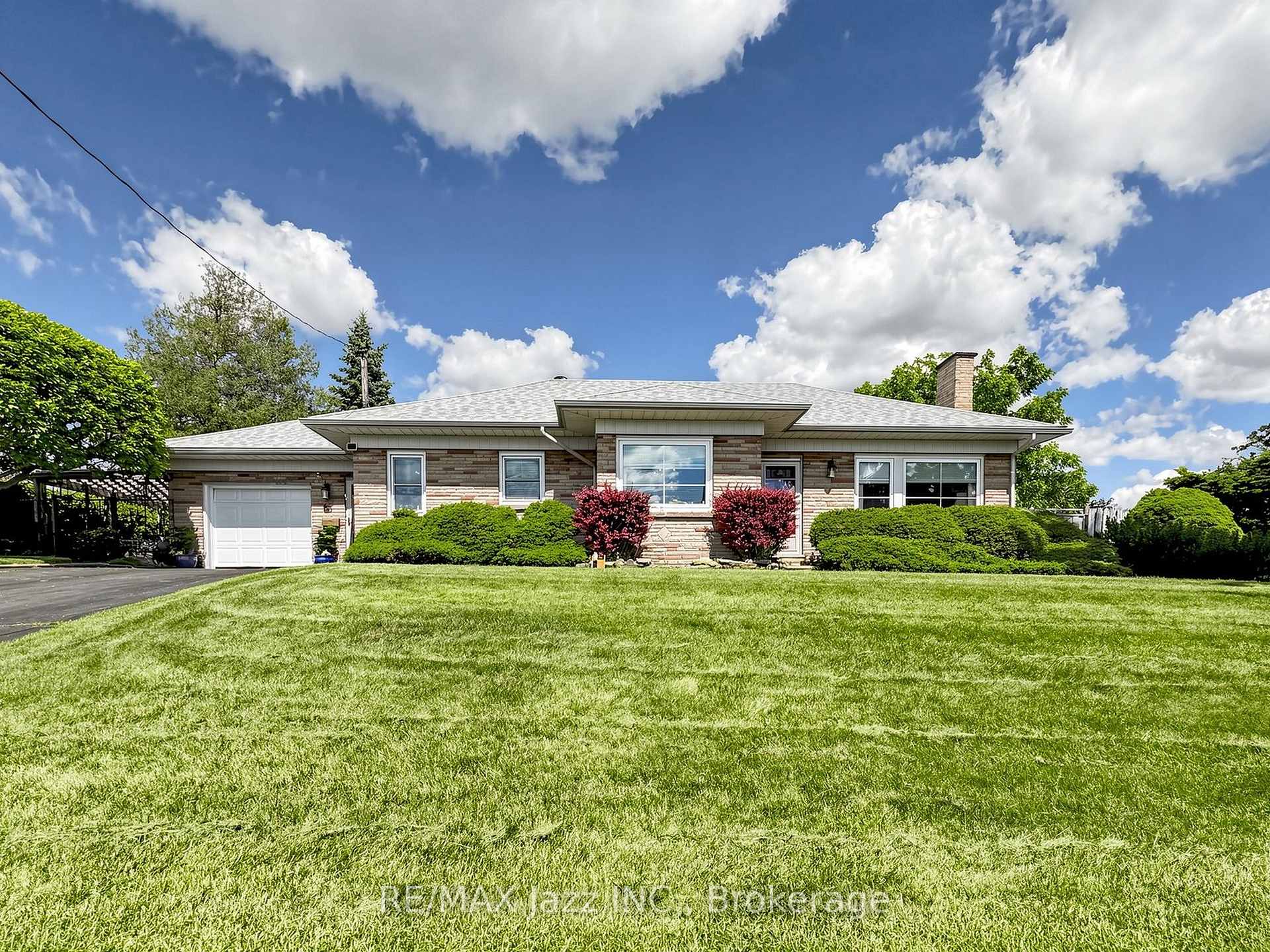 83 Stevenson Road N, Oshawa, ON L1J 5M4