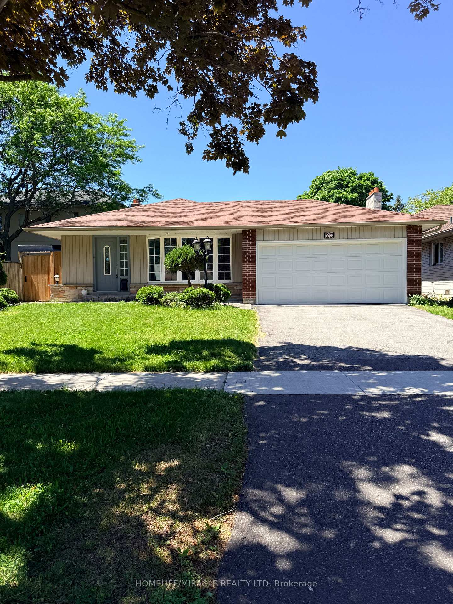 20 King Louis Crescent, Toronto, ON M1T 2W8
