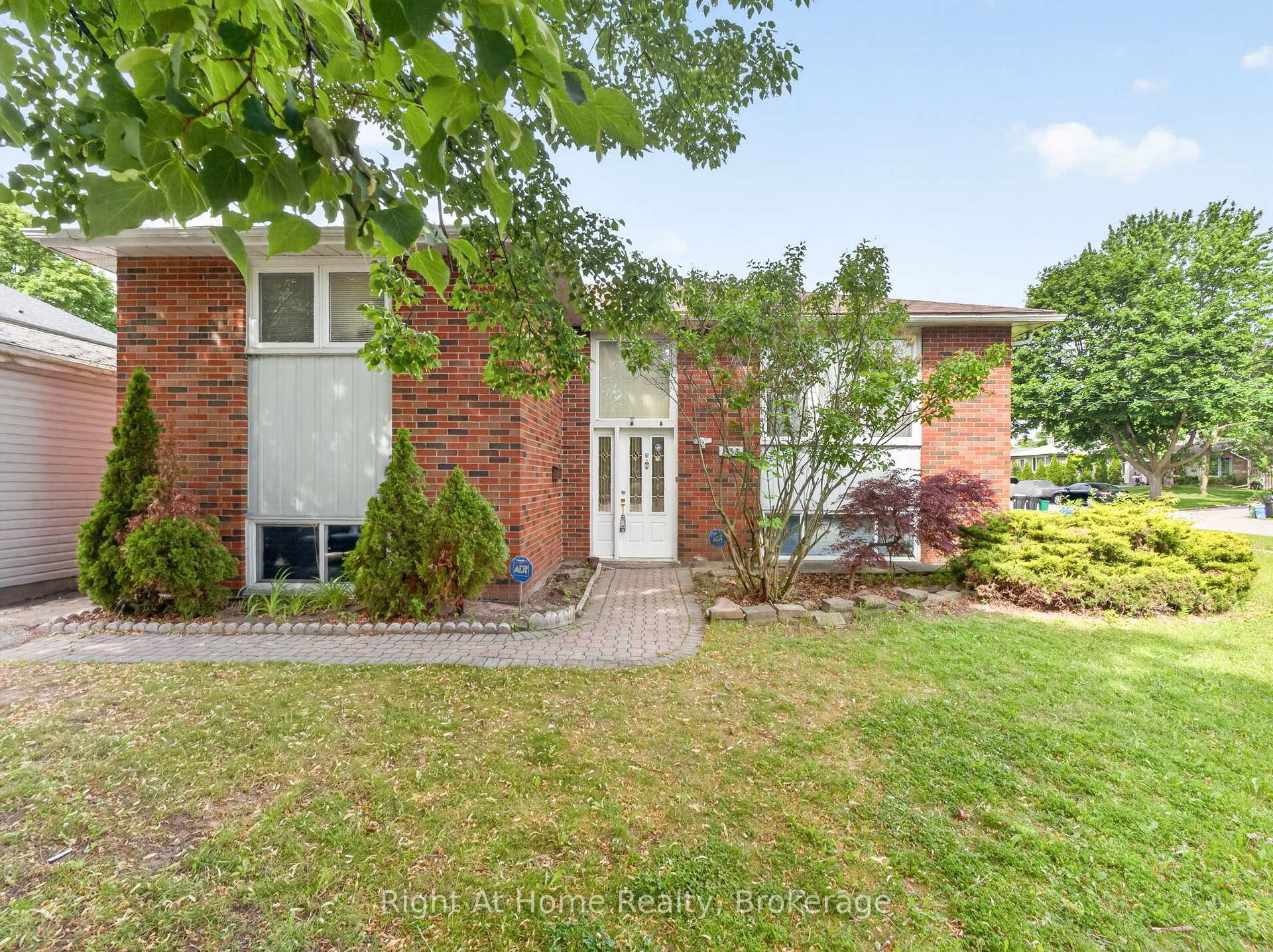 833 Vicki Drive, Pickering, ON L1W 2J4