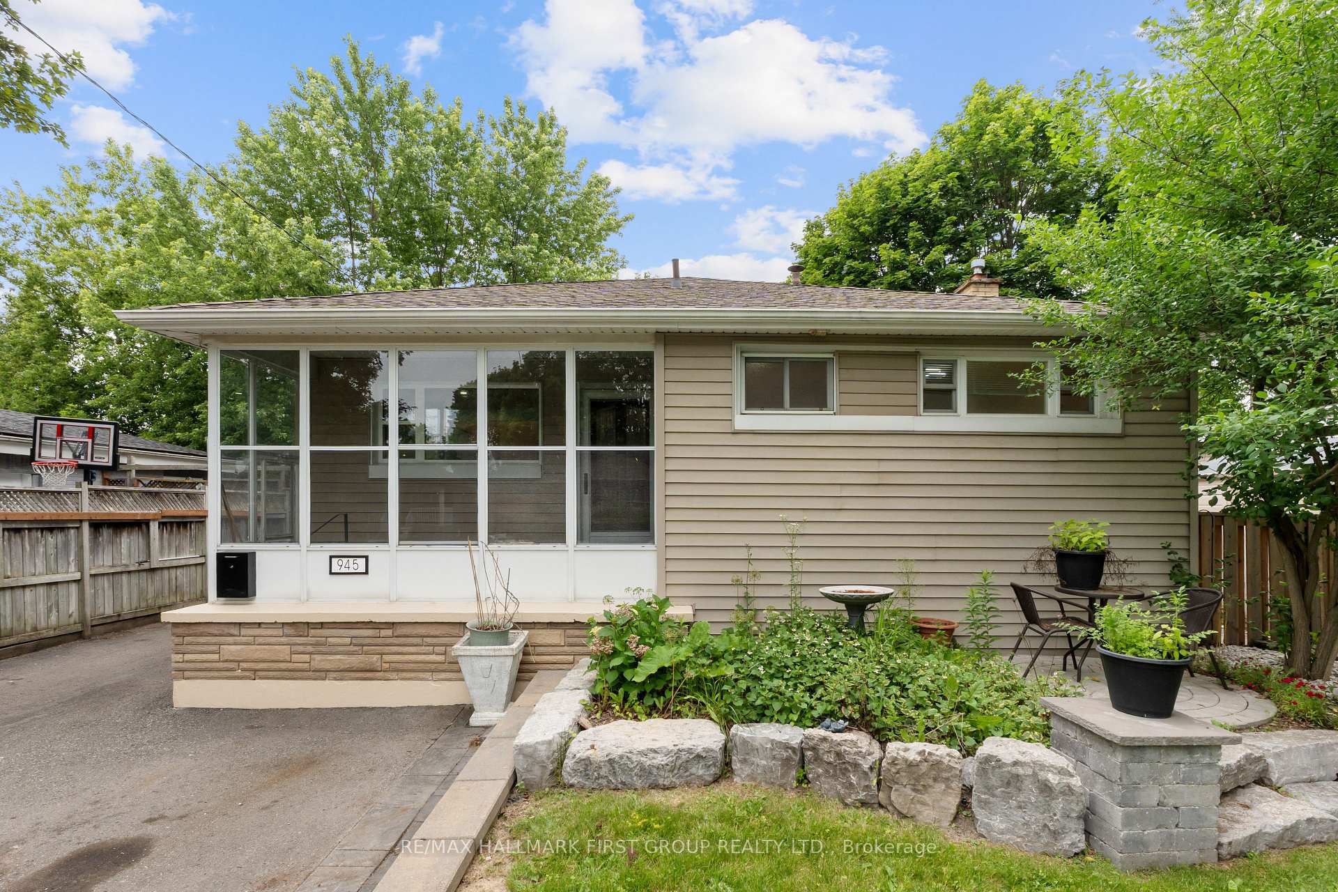 945 Donovan Crescent, Whitby, ON L1N 3G4