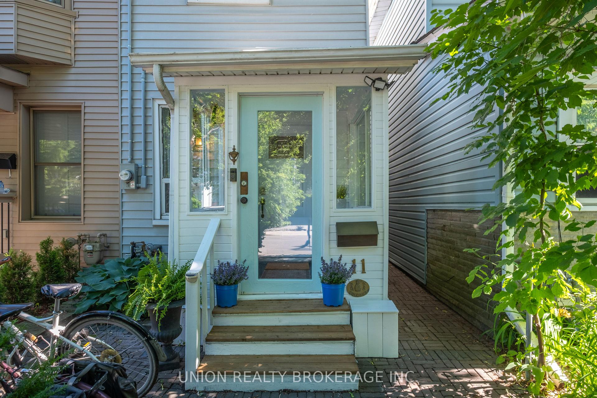 11 Battenberg Avenue, Toronto, ON M4L 1J7
