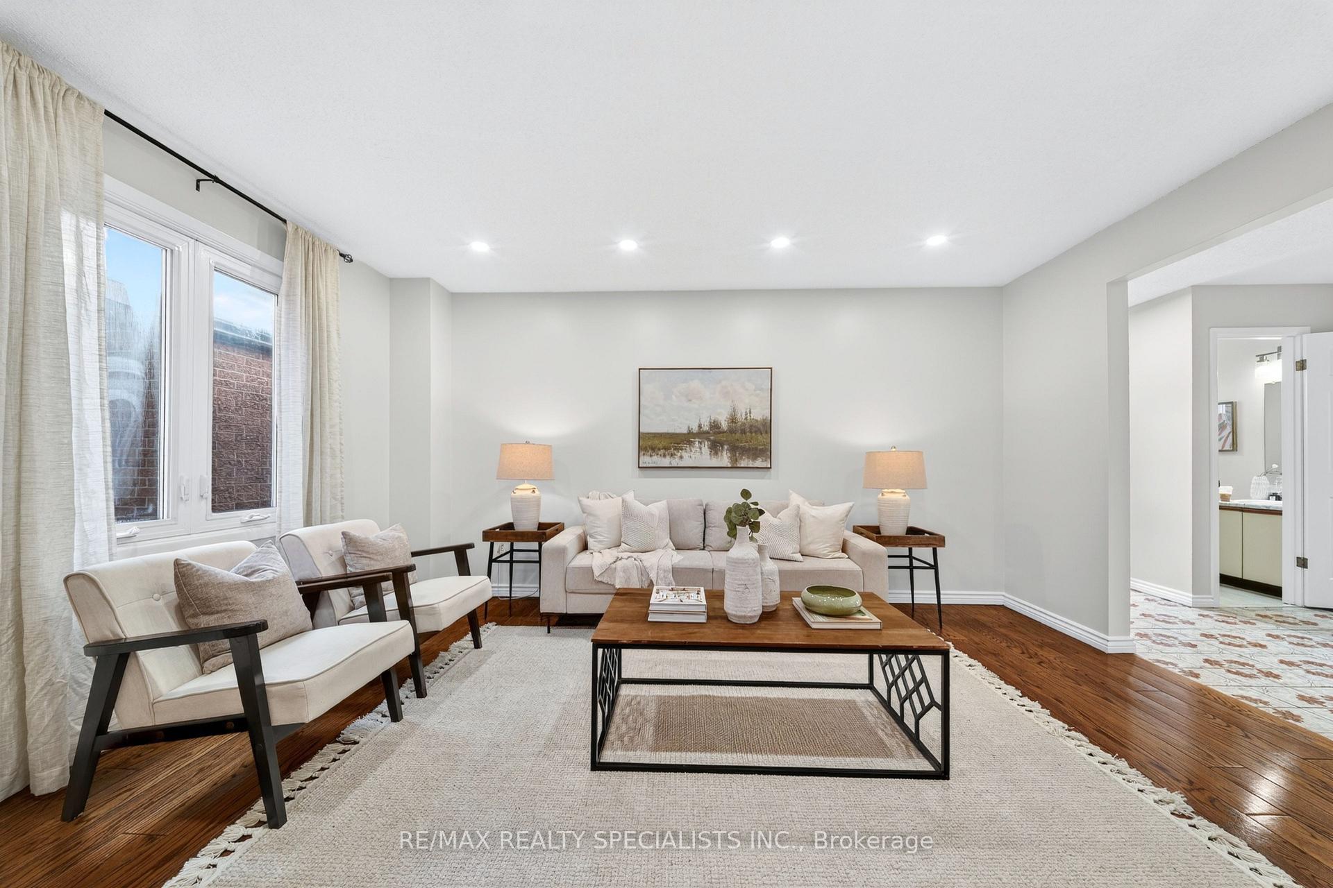 17 Payzac Avenue, Toronto, ON M1E 5A7