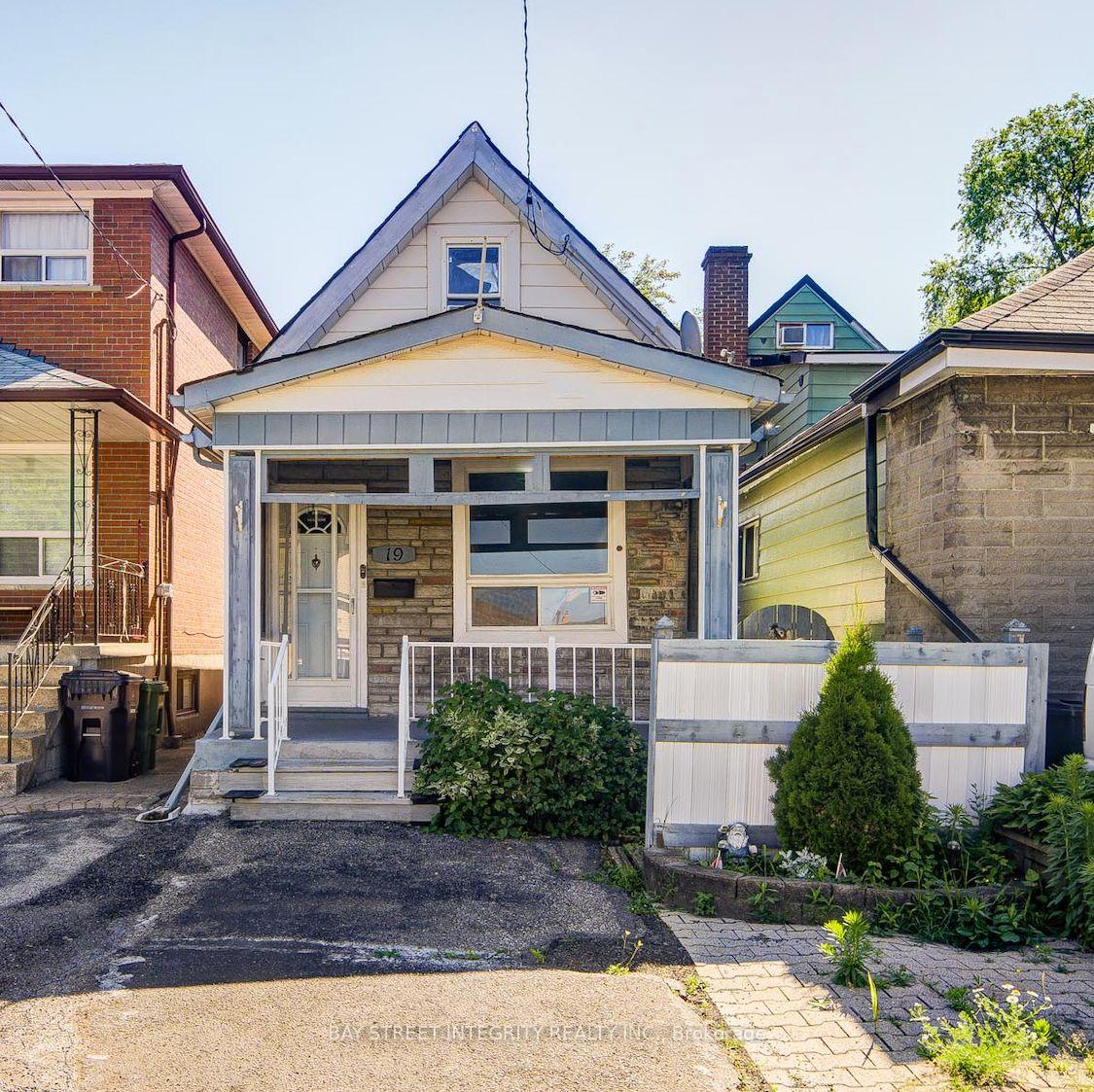 19 Robinson Avenue, Toronto, ON M1L 3S8