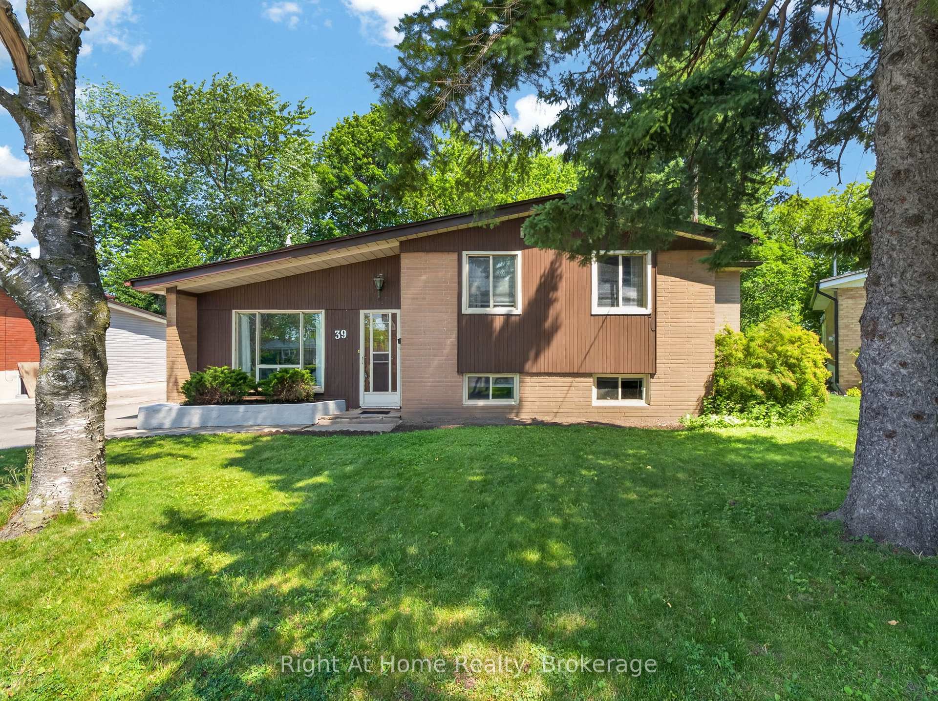 39 Benlight Crescent, Toronto, ON M1H 1P4