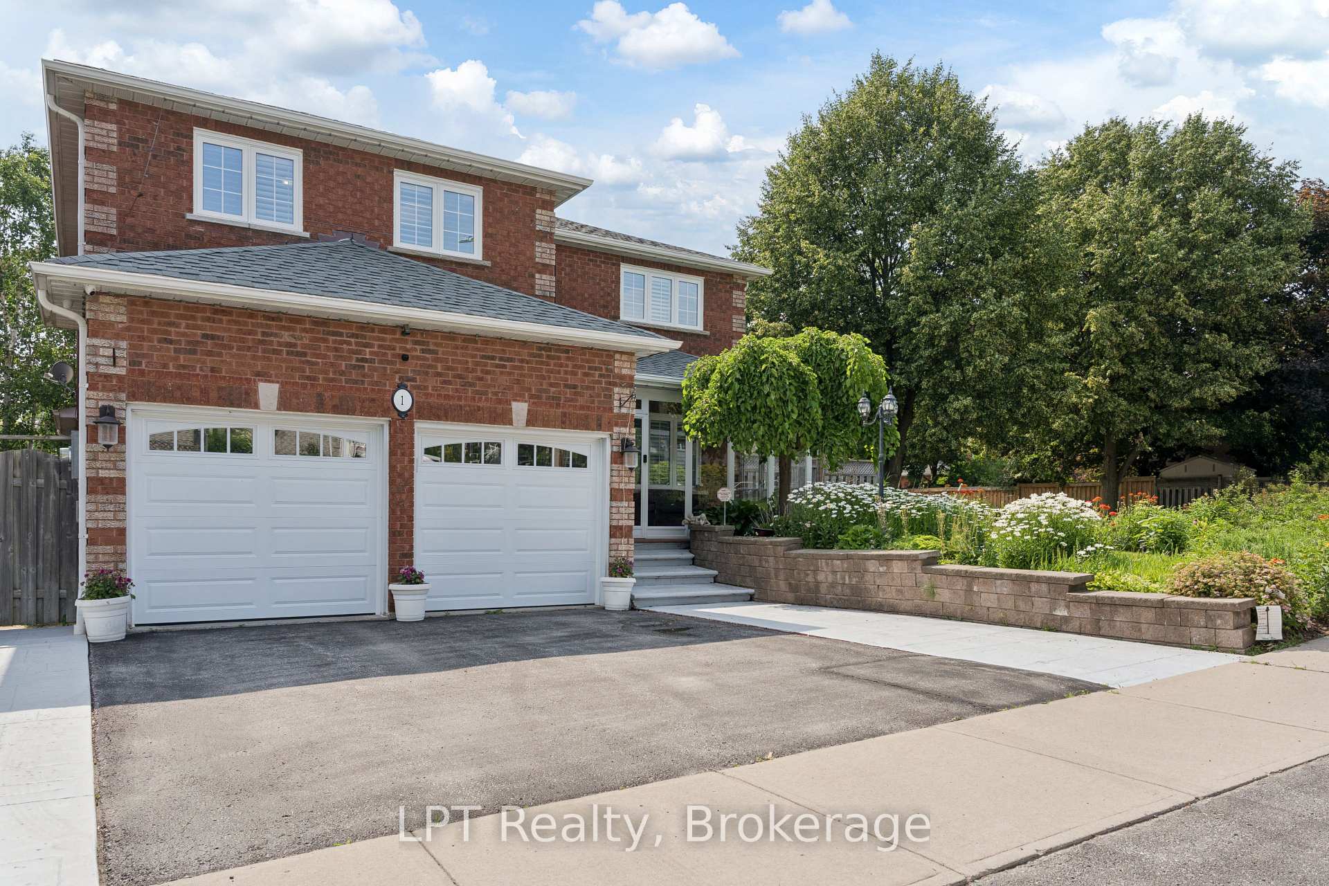 1 Mayfield Crescent, Whitby, ON L1N 8P3