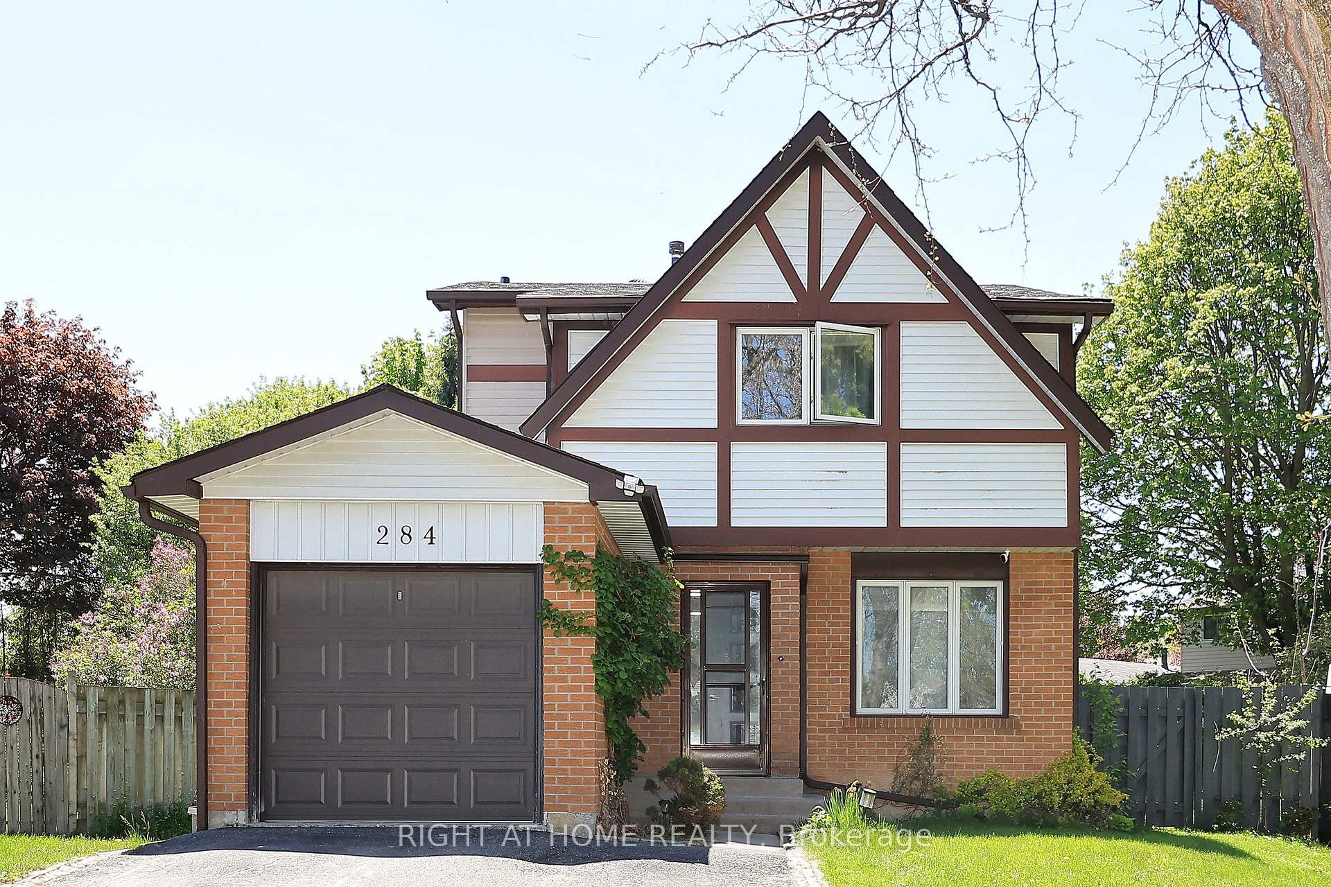 284 Belfast Court, Oshawa, ON L1J 6K7