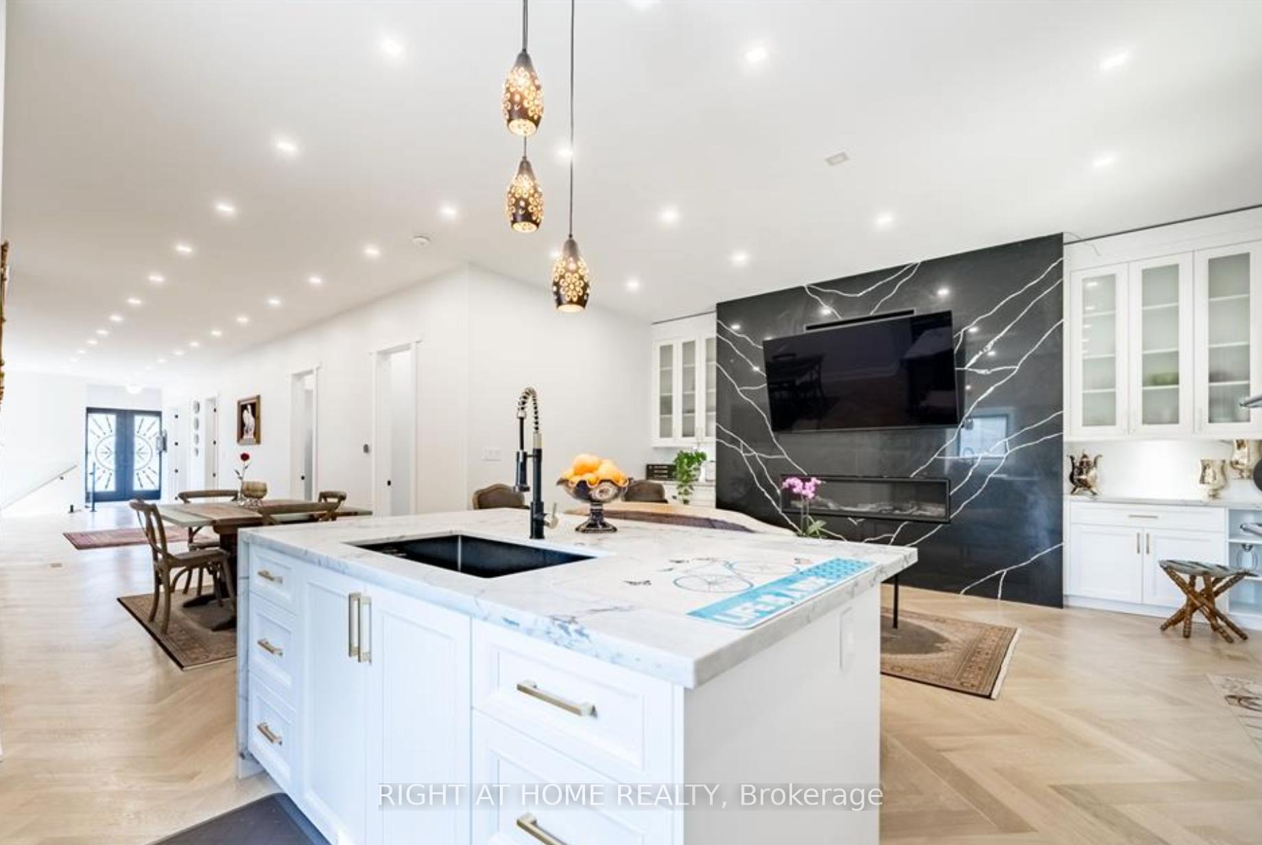 215 Bayview Avenue, Georgina, ON L4P 2T3
